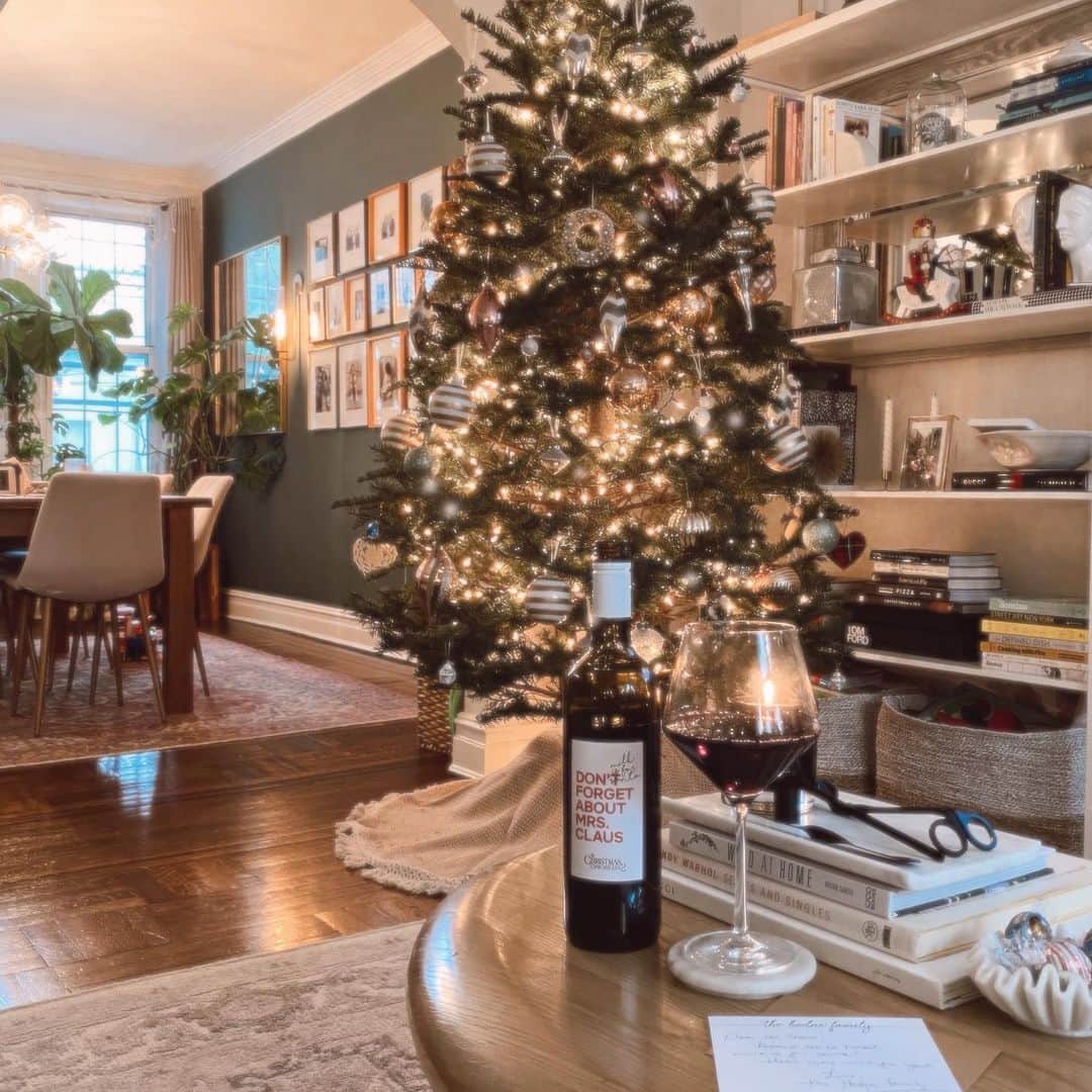 Helena Glazer Hodneのインスタグラム：「While the kids are leaving cookies and milk for Santa on Christmas Eve, I'm leaving a glass (or bottle - no judgement! ) and some chocolate for the woman behind the magic, Mrs. Claus. This holiday, we’re watching The Christmas Chronicles: Part Two, now on Netflix and I'm pretty excited for what's sure to be a fun film. God knows, we could use all the holiday cheer we can get in 2020. #AD #ChristmasChronicles2 @christmaschronicles」