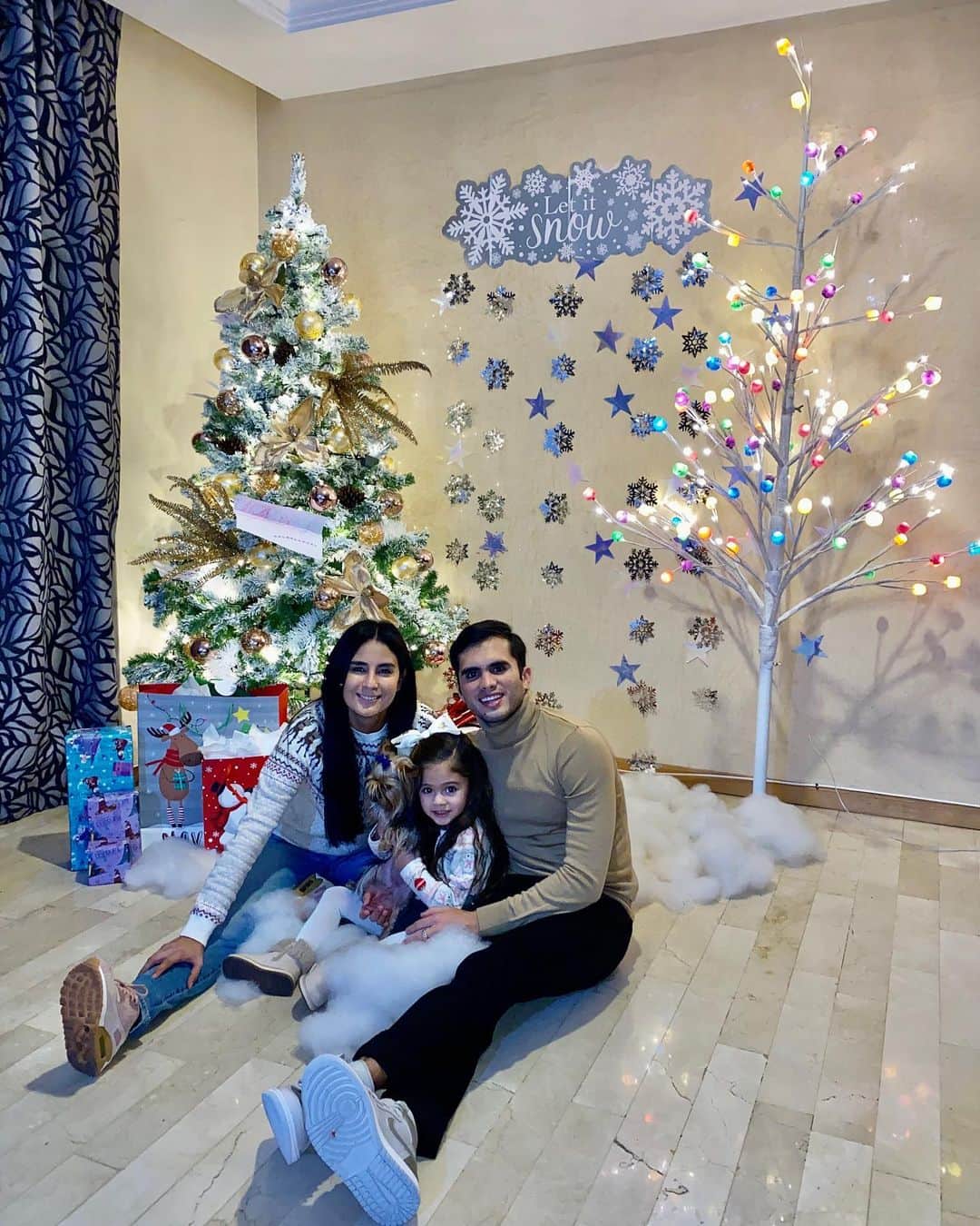 イヴァン・ガルシアのインスタグラム：「Feliz navidad a todos , deseo de corazón que tengan una excelente noche , disfrutemos de nuestra familia . Ha sido un año muy difícil pero tenemos que darle gracias a DIOS que podemos compartir con nuestros seres queridos , lo más importante es el amor y tenemos que disfrutar de nuestra familia , está año nos ha dado una dura lección , DISFRUTEMOS EL DÍA A DÍA PORQUE NO SABES CUANDO ES EL ÚLTIMO , AMEMOS Y SEAMOS FELICES ...feliz navidad a todos de corazón sean felices... te amo mi princesa hermosa , gracias por hacerme el hombre más feliz del mundo @paolaespinosaof , Santa me adelantó la navidad y me regalo la más hermosa familia #feliznavidad #merrychristmas 🎄🎄」
