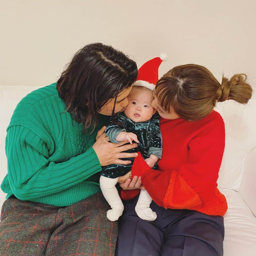 maichan1205さんのインスタグラム写真 - (maichan1205Instagram)「.  First Christmas🎅🏻❄️ 楽しかった幸せいっぱい！！ 来年のクリスマスは どんなのだろうって考えるだけで ワクワク！！ 元気いっぱい毎日ありがとう🤍  #littlemai🍒 #家族写真　#はじめてのクリスマス  #1224 #Christmas」12月25日 11時17分 - maichan1205