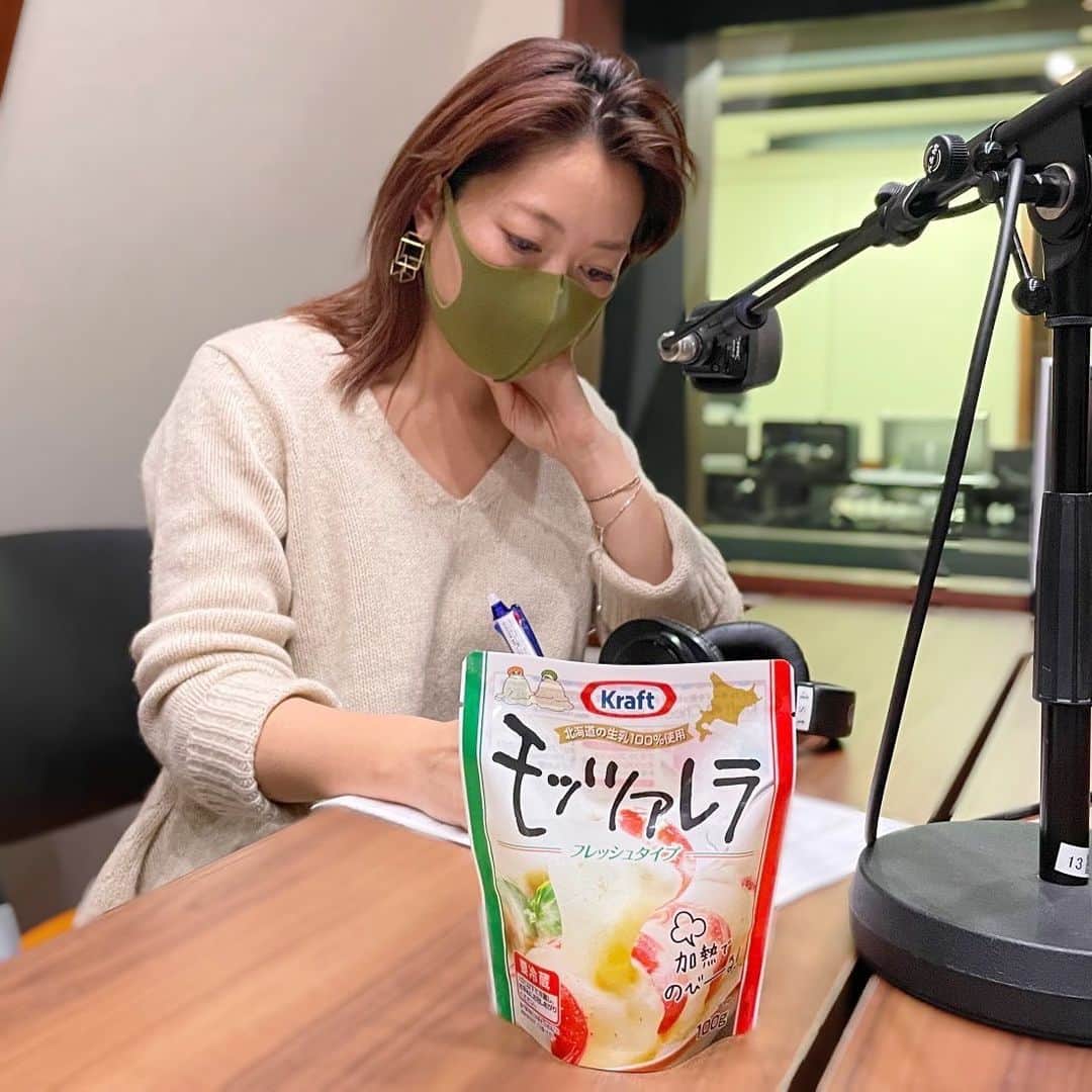 のインスタグラム：「そのまま食べても、焼いても美味しい 「クラフト フレッシュモッツァレラ」  カプレーゼを、「焼く」！？ ぜひお試しあれ🥰  #森永乳業 #クラフト #モッツァレラ  #モッツァレラチーズ #カプレーゼ」