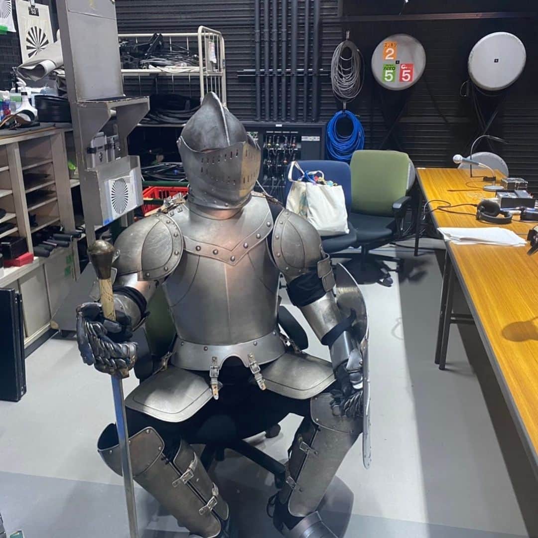山里亮太のインスタグラム：「天の声さん待機中 #スッキリ #クイズッス #昔の人これで戦ってたの？ #視野狭くてカンペひとつも見えない」
