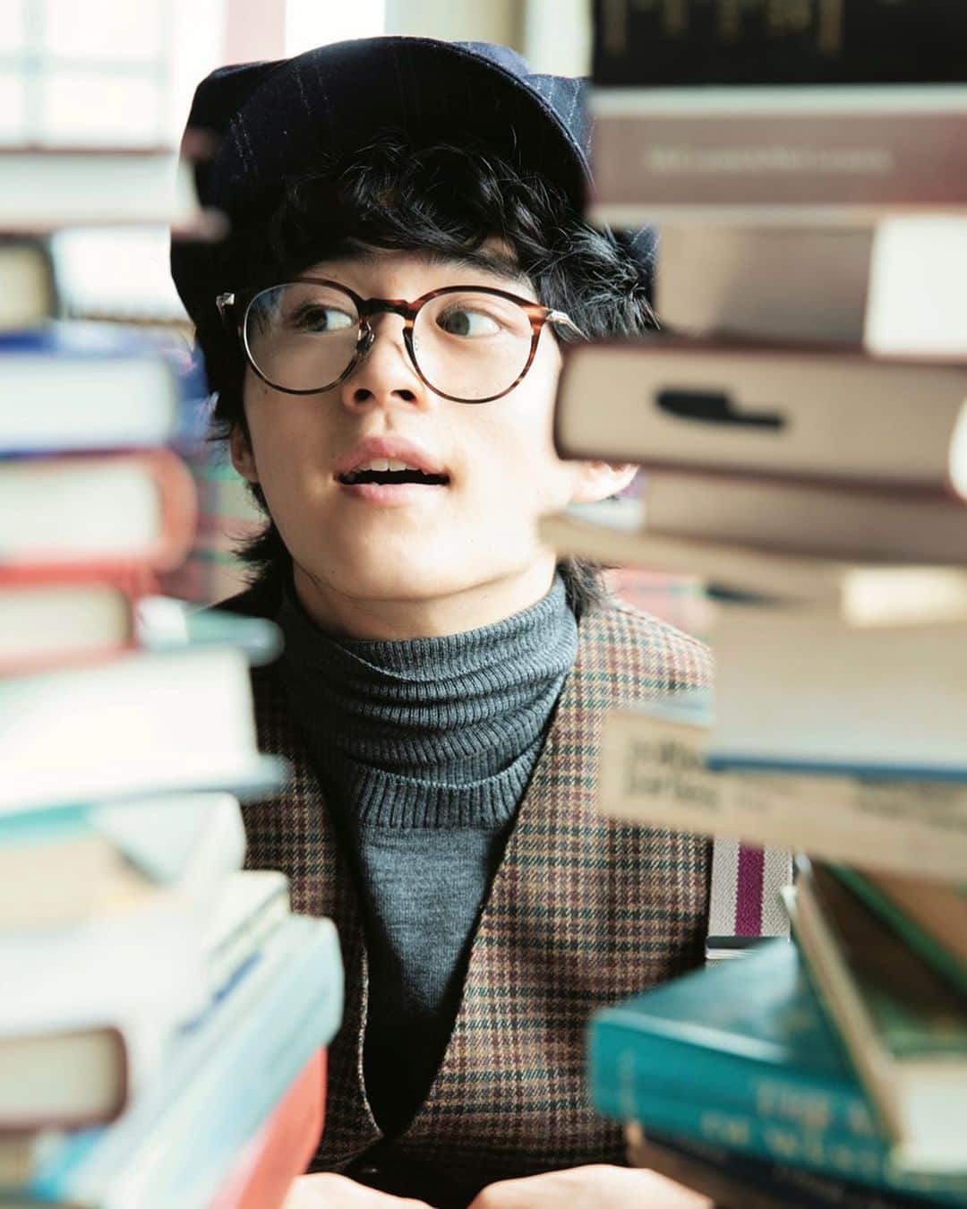 朝倉 豊のインスタグラム：「編集部からのテーマが 「できない探偵」でございました😇😇😇 ----------------------------------------- 【OUJI SUZUKA インタビュー】 @waniact 1月号 photo: #sai 氏 model: @ouji.suzuka.official  hairmake: @becosuke  writter: #米川里代 氏 #mywork #プラスアクト #鈴鹿央士」