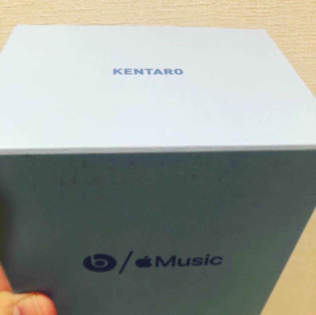 落合健太郎さんのインスタグラム写真 - (落合健太郎Instagram)「Santa came to me!!!! #applemusic  #power_beats_pro  音、フィット感バッチリ。 僕は右耳の穴が小さく、 イヤホンがポロリしてしまうので この耳にかけるタイプは安心。 Glacier Blueという色も👍」12月25日 11時19分 - dj_ochiken1117
