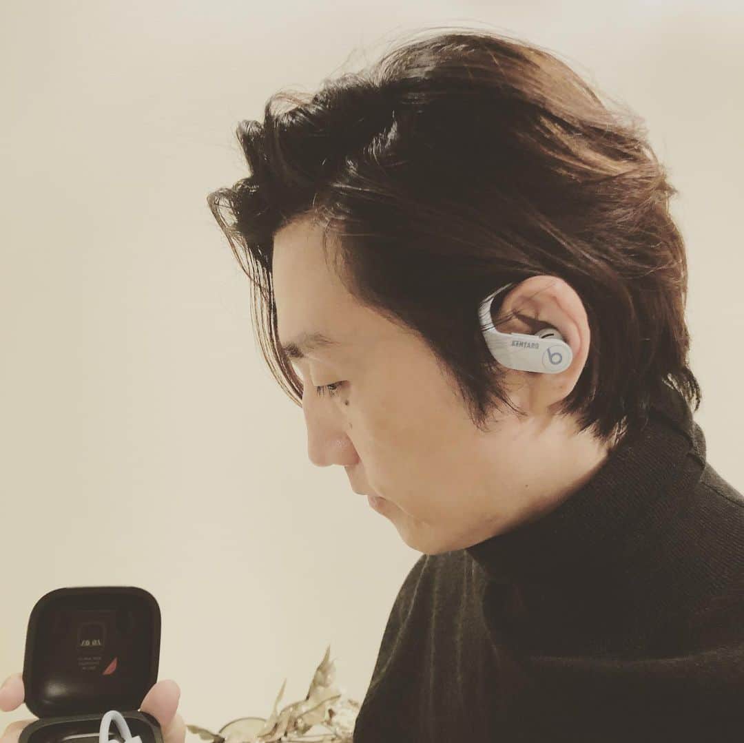落合健太郎さんのインスタグラム写真 - (落合健太郎Instagram)「Santa came to me!!!! #applemusic  #power_beats_pro  音、フィット感バッチリ。 僕は右耳の穴が小さく、 イヤホンがポロリしてしまうので この耳にかけるタイプは安心。 Glacier Blueという色も👍」12月25日 11時19分 - dj_ochiken1117