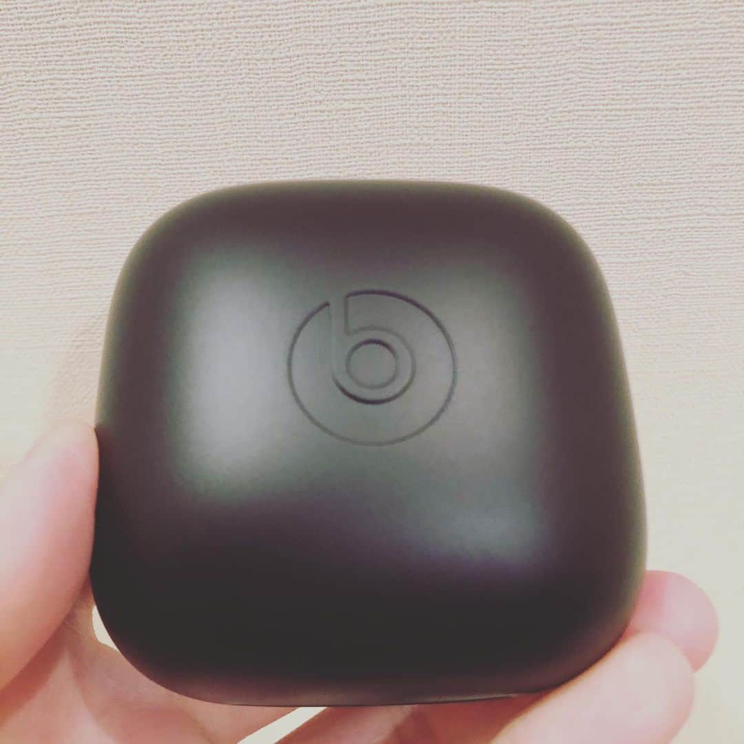 落合健太郎さんのインスタグラム写真 - (落合健太郎Instagram)「Santa came to me!!!! #applemusic  #power_beats_pro  音、フィット感バッチリ。 僕は右耳の穴が小さく、 イヤホンがポロリしてしまうので この耳にかけるタイプは安心。 Glacier Blueという色も👍」12月25日 11時19分 - dj_ochiken1117