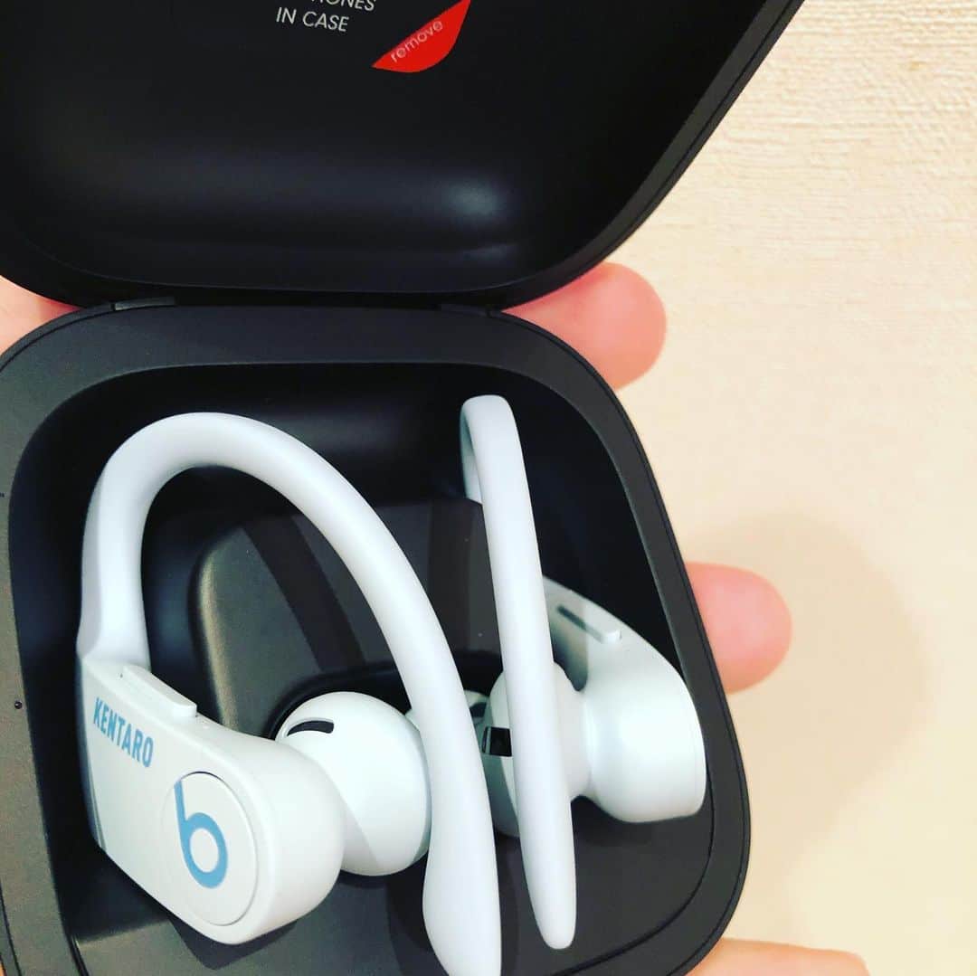 落合健太郎さんのインスタグラム写真 - (落合健太郎Instagram)「Santa came to me!!!! #applemusic  #power_beats_pro  音、フィット感バッチリ。 僕は右耳の穴が小さく、 イヤホンがポロリしてしまうので この耳にかけるタイプは安心。 Glacier Blueという色も👍」12月25日 11時19分 - dj_ochiken1117