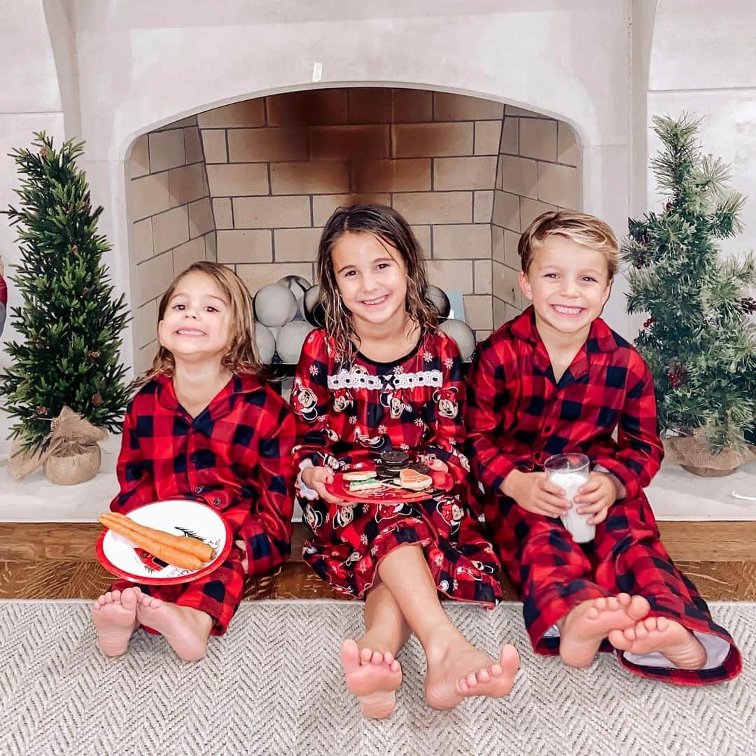 Jessie Jamesさんのインスタグラム写真 - (Jessie JamesInstagram)「The Decker babies are all tucked in their beds and ready for Santa🎅🏼 Merry Christmas Eve yall!」12月25日 11時20分 - jessiejamesdecker