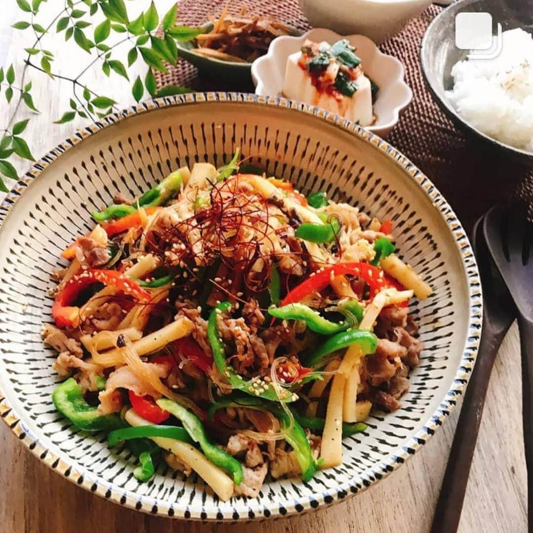 韓の食菜さんのインスタグラム写真 - (韓の食菜Instagram)「﻿akitchen.n さんが「韓の食菜 チャプチェ」で作ったベジおかずを投稿してくださいました。 彩り豊かなチャプチェが、素敵な器に盛らつけられてますね♪ . #モランボン @moranbong_official #韓の食菜 #チャプチェ #韓の食菜チャプチェ @hannoshokusai . ------------------------------------------  akitchen.nのプロフィール写真 akitchen.n  ﻿モランボン×フーディーテーブルのコラボ広告企画に参加しています。﻿  「モランボン 韓の食菜」をモニタープレゼントしていただきました。﻿  ﻿韓国料理🥓家族みんなダーイ好きな我が家💓大喜びです🙌キムチまで子供達も好きですぐなくなっちゃいます😋﻿  ﻿豚肉、ピーマン、筍など野菜を炒めてパックされた春雨と調味料、水を加えて炒めるだけの簡単調理🍳﻿  ﻿今日はドーンとご飯に盛って、チャプチェ丼🍚﻿ いつも白ごはんが最後まで残っちゃう子供たちもチャプチェと一緒にパクパクŧ‹”ŧ‹”( ‘ч’ )ŧ‹”ŧ‹”進みます🙌🏻﻿  ﻿ ﻿フーディーテーブル様、美味しいプレゼントありがとうございました🙏💕﻿ ・﻿」12月25日 11時21分 - hannoshokusai