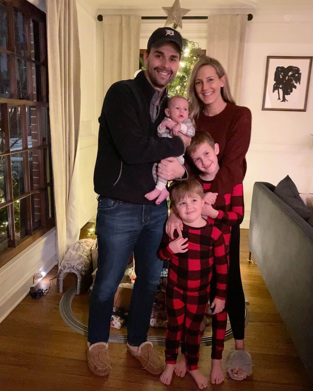 のインスタグラム：「Here’s a grainy family photo on the most casual Christmas Eve we’ve maybe ever had. It’s such an accurate representation of the year. And even if it isn’t a “thing,” we DID make a Christmas fettuccine and it was wonderful.   Merry Christmas to all and to all a good night!  PS Eric is relaxing in jeans and slippers and it’s just something my mind can’t reconcile.」