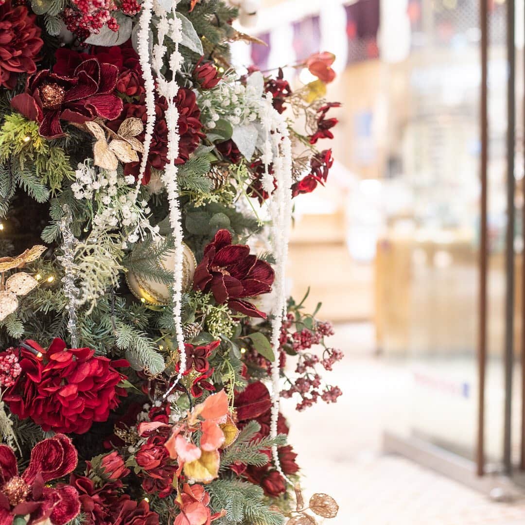アトレ恵比寿公式さんのインスタグラム写真 - (アトレ恵比寿公式Instagram)「﻿ ﻿ 今日はクリスマス。﻿ 忙しい毎日の中で今日はちょっと自分にご褒美を。﻿ ﻿ 街がクリスマス一色に彩られるのも今日が最後。﻿ たくさんのイルミネーションに癒やされながら、素敵な1日をお過ごしください。﻿ ﻿ ﻿ ﻿ ﻿ ﻿ #アトレ恵比寿#アトレ#恵比寿#恵比女#ebisu﻿ #クリスマス#クリスマス2020#Christmas#Xmas#クリスマスツリー#MerryChristmas#ツリー#大人クリスマス#イルミネーション#ディスプレイ#イベント装飾#飾り付け#オーナメント#クリスマスオーナメント#サンタ#クリスマス装飾#クリスマス仕様#クリスマスの準備#好きな季節#冬の訪れ#恵比寿駅」12月25日 11時28分 - atre_ebisu