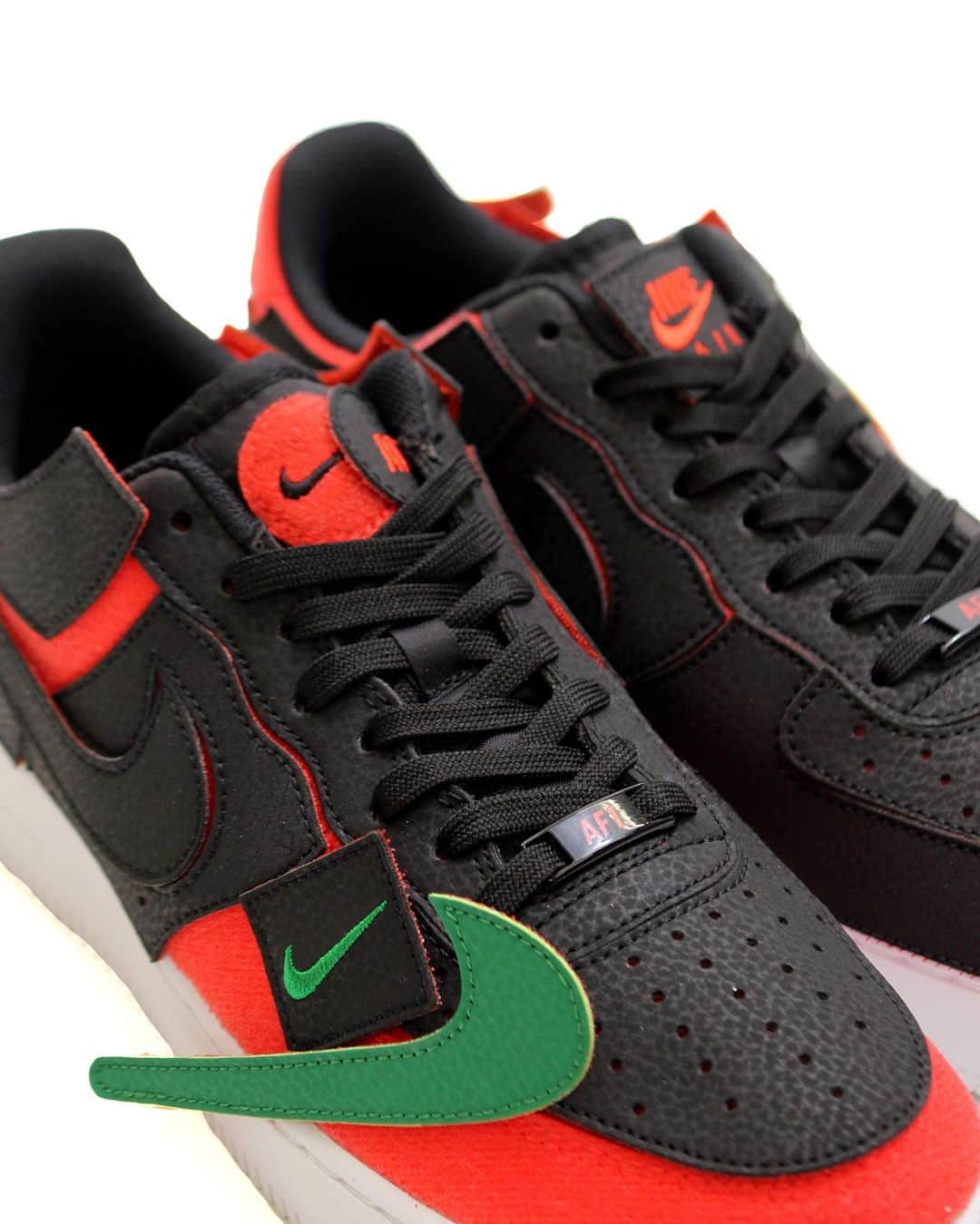 A+Sのインスタグラム：「in stock now ■NIKE AF1/1 COLOR : BLACK/BLACK-CHILE RED-PINE GREEN SIZE : 26.0cm - 29.0cm PRICE : ¥15,500 (+TAX)  人気のバスケットボールシューズのオリジナルモデルに新たなテイストを加えた一足。張りのあるレザー、大胆なカラー、適度な光沢によって個性が際立つデザイン。カスタマイズ可能な新デザインの特徴は、面ファスナー付きアッパーと取り外し可能なオーバーレイ。その日の気分に合わせてスタイルを変更可能。  The radiance lives on in the Nike AF 1/1, the b-ball icon that puts a tailored spin on what you know best: crisp upper, bold colors and the perfect amount of flash to make you shine. The new, customizable design features a hook-and-loop upper with removable overlays so you change up your look to match the day  #a_and_s #NIKE #NIKEAF1 #NIKEAF1/1 #NIKEAIRFORCE #NIKEAIRFORCE1」