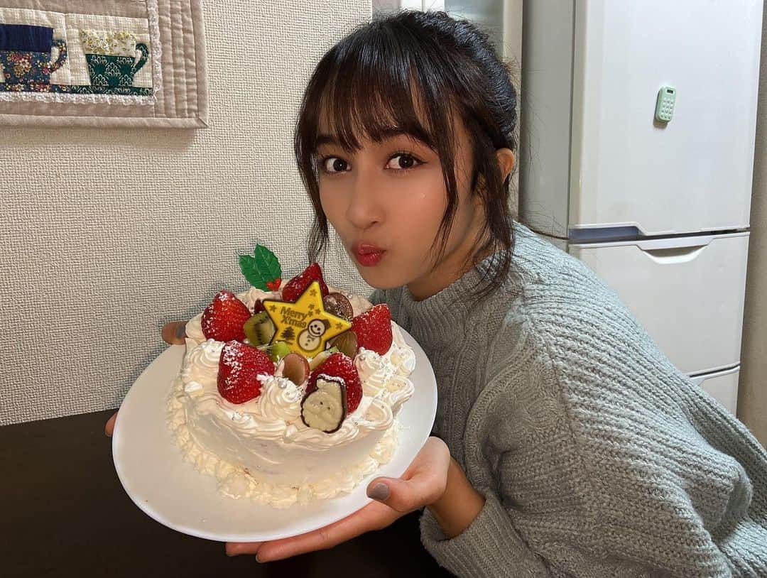 アヤナ・シャハブさんのインスタグラム写真 - (アヤナ・シャハブInstagram)「Merry Christmas 🎄   Kemaren bikin kue sama mama, proses bikinnya aku videoin tunggu di youtube aku yah💕」12月25日 11時29分 - ayanashahab