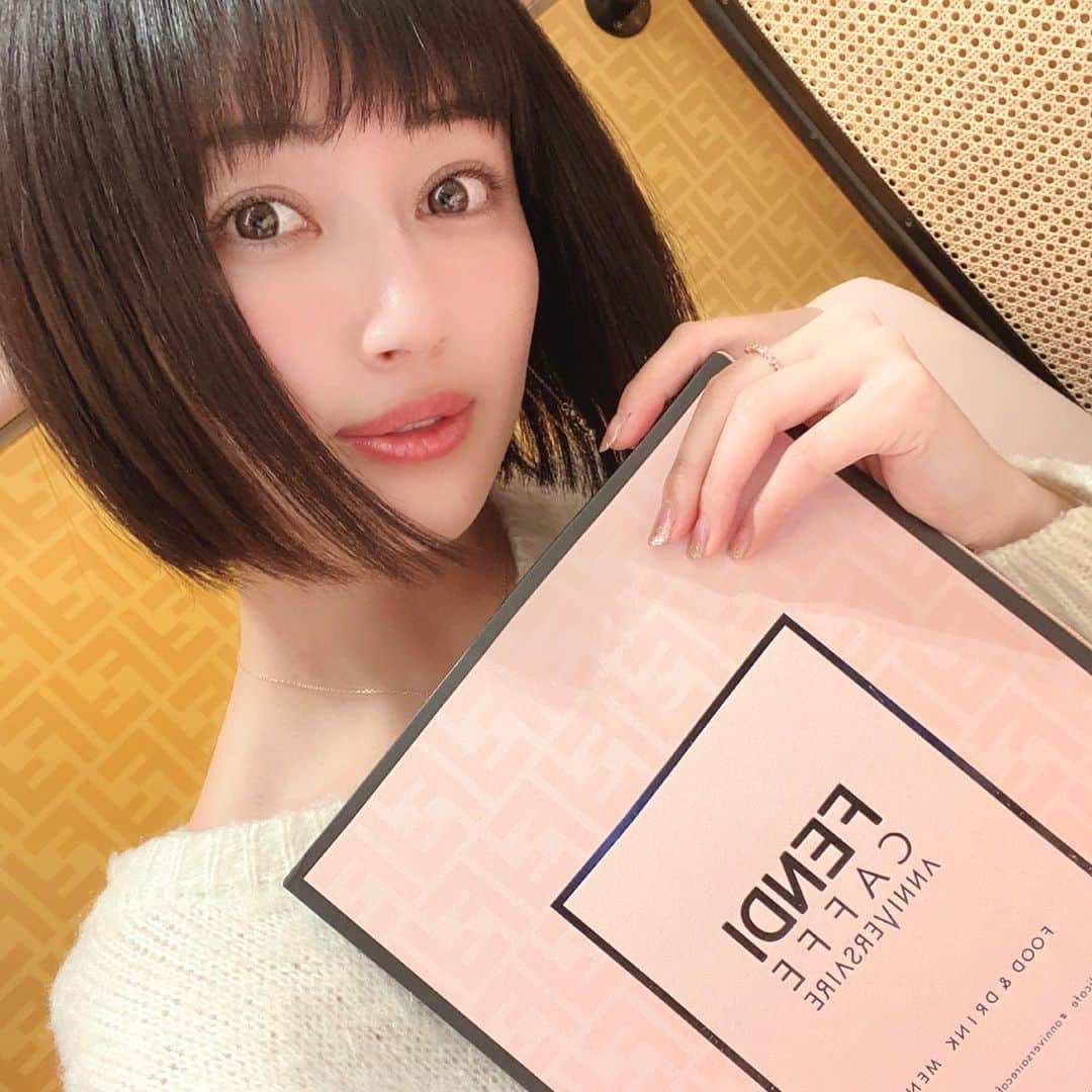 新藤まなみさんのインスタグラム写真 - (新藤まなみInstagram)「﻿ ﻿  Christmas eve は親友ちゃんたちと﻿ #fendicaffe へ💛💗﻿ ﻿ 24日だし(?)ってことで9:30に並んだけど﻿ まさかの6番目でした…笑﻿ 1巡目で入れたからかわいい席GET😍﻿ ﻿ お料理も内装もめっちゃ可愛くて﻿ テンションぶち上がりました🐷きゅん﻿ ﻿ 今日も楽しみな予定。。。✨﻿ ﻿ #Christmas #merryChristmas #lunch #fendi #cafe #表参道　#アニヴェルセルカフェ　 #女子会 #クリスマス」12月25日 11時30分 - manami_official_