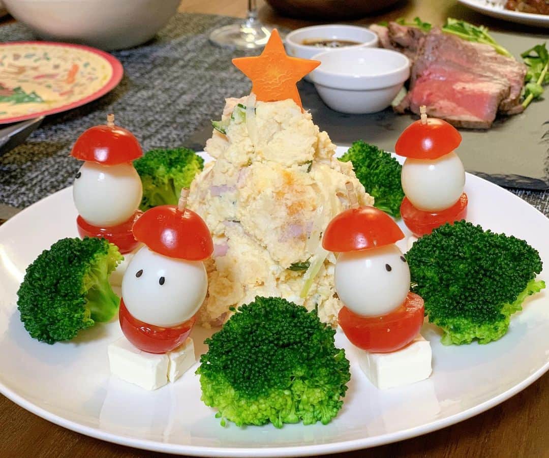 坂野志津佳のインスタグラム：「クリスマスディナー🎄🎅 . 今年のクリスマスおしづkitchenは、低糖質メニュー！  (妊婦検診で遂に体重増え過ぎだと指摘されてしまったから、、とほほ、、😭) . . ○ポテサラ風おからのツリーサラダ ○ローストビーフ ○トマトポトフ ○ローストチキン(買ったもの)  お酒飲みたい気持ちを抑えて、アップルタイザーで乾杯🥂  低糖質とは言っても、食後はちゃっかりケーキ食べました😋 . . みなさん今日も良いクリスマスをお過ごし下さい💓 . . . #おしづkitchen #クリスマス #クリスマスディナー #おうちクリスマス #おうちごはん #ダイエットメニュー #低糖質レシピ #アスリートフードマイスター #クッキングラム #妊娠8ヶ月 #マタニティライフ #プレママ  #christmas #dinner #foodstagram #cookingram #christmastree」