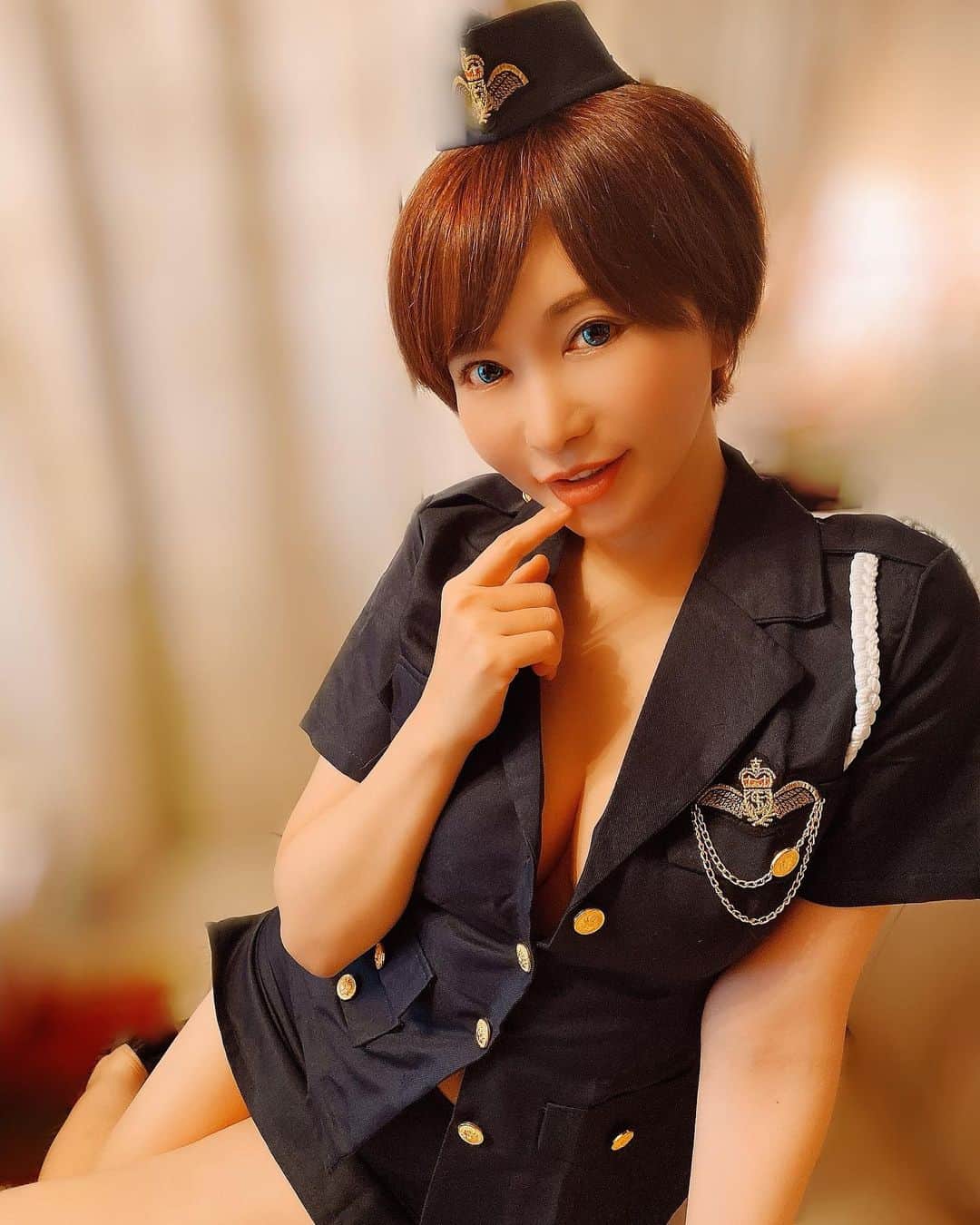 里美ゆりあのインスタグラム：「悪い子は逮捕します💗  #merrychristmas  #police  #制服 #コスプレ #クリスマス #サンタコス #ではない」