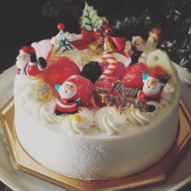 真樹麗子さんのインスタグラム写真 - (真樹麗子Instagram)「今年は、ウェスティン東京のサンタクリスマスケーキ🎂をお迎えしました🎄✨  サンタさんがいっぱいで、可愛いくって😍  夢があります🧑‍🎄✨  #merrychristmas  #クリスマスケーキ2020 #おうちクリスマス🎄✨」12月25日 11時39分 - makiofficial_0718