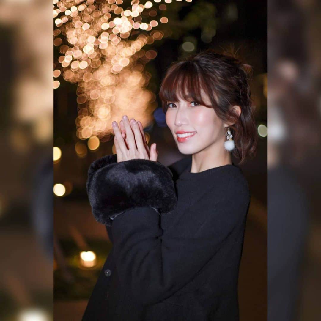 のインスタグラム：「Photo by @yokitamu さん ・ メリークリスマス🎅🏻💓 皆のところにはサンタさんは来ましたか？ それともサンタさんだった方も居るのかな🤭笑 ・ 今年も今年とて色々楽しいことがたくさんあって あっという間の1年でした😆 昨日で撮影の方は仕事納めで この後は打ち合わせだったり配信だったり まだまだ年末に向けてお仕事はあるけど 一旦一段落？かな🙆‍♀️✨ ・ 既に1月もお仕事が決まってきてて いい感じにスタートが切れそうですd(˙꒳​˙* )✨ ・ #ポートレート #関西モデル #サロンモデル #イベントMC #撮影会モデル #ポトレモデル #カメラマンさんと繋がりたい #美容師さんと繋がりたい #有名になりたい #イベントmc #関西タレント #ポートレート好きな人と繋がりたい #ポートレートしま専科 #スタジオ撮影 #夢を叶える  #好きな仕事で生きていく #イルミネーション #イルミネーションポートレート #ハーフアップアレンジ #snidel」
