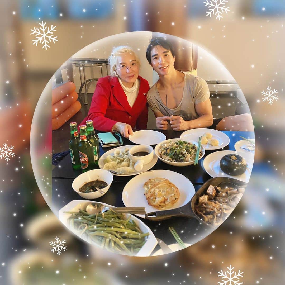 ルーディ・リンのインスタグラム：「This is my 2020 silver lining right here, right now. Merry Xmas to you all from me and mums.  Btw, the Tsingtao’s are all hers. 🍾🍾🍾  All 🍲&📸 by the talented @1upjade」