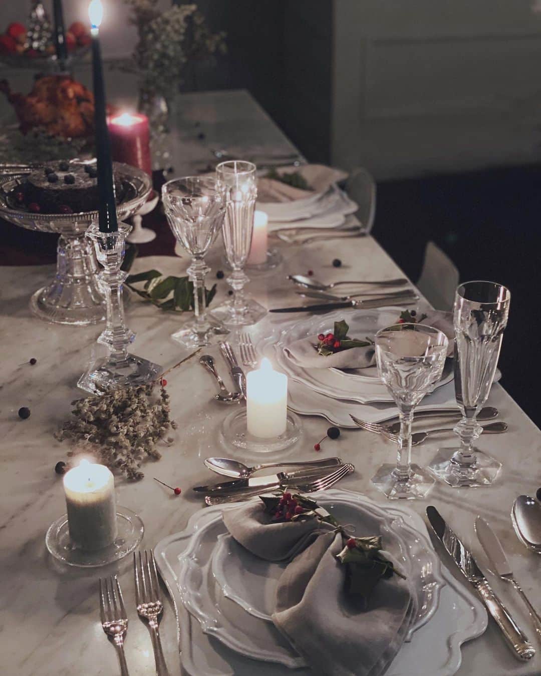 白澤貴子さんのインスタグラム写真 - (白澤貴子Instagram)「Joyeux Noël 🤍 We had a special Christmas eve dinner at home as usual.  オリジナルソースに漬け込んでおいたターキーとチョコレートケーキを焼き、ラクレットとエスカルゴを用意する、いつもと同じメニューのクリスマスイヴ。  この、いつもと何も変わらないということがいかに贅沢なのか、この一年は特に思い知らされた日々だった。  今年は母が私へのクリスマスプレゼントにとフランスから取り寄せた(でも思いのほか10月に届いた😂)お皿のセットを使って。  前日の夜にお邪魔した @hideyaiida の美しいテーブルコーディネートに思いきり影響を受けたこともあり、雰囲気は少し進化できた気がする🤍  @pierrehermeofficial 限定のフォアグラと黒トリュフマカロン、美味しかったな。  #私は赤のフォアグラショコラが好きだった #幼稚園児の時からトリュフ好きな息子は黒トリュフが美味しかったらしい #christmastablesetting #クリスマステーブルコーディネート #白澤とヴィンテージマンション」12月25日 11時44分 - takakoshirasawa