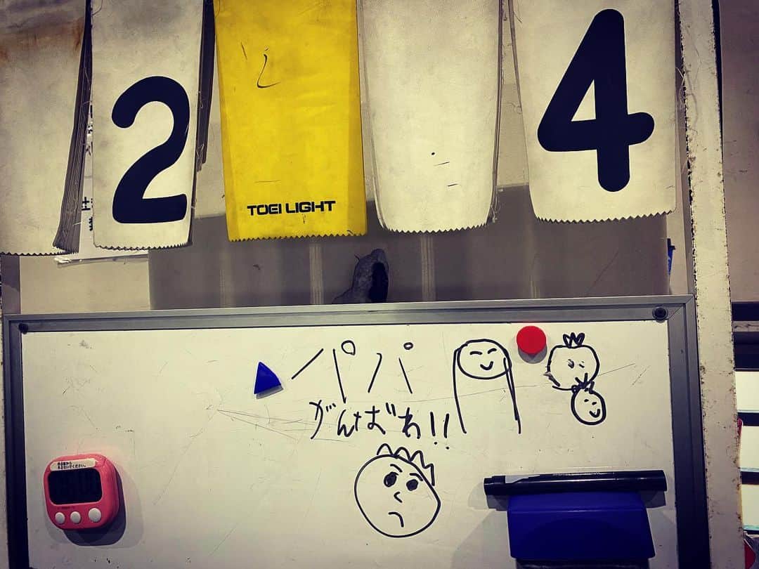 GAKU-MCのインスタグラム：「昨日の #フットボール 得点係は次女でした。負けてごめんよ！#gakumc #パパラッパー」