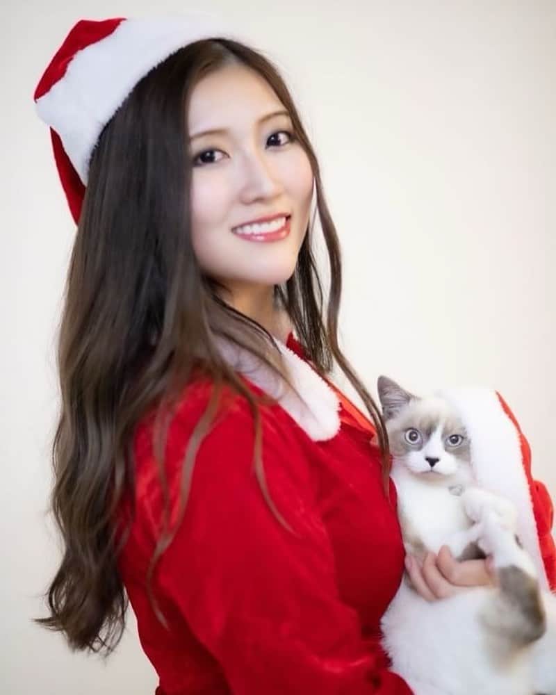 のインスタグラム：「Merry Christmas 🍎 素敵な一日に、素敵な一年になりますように。 皆が幸せを感じられる年になりますように。  カイルと私。 すっごく楽しい撮影ありがとうございました。 . . . . #model #me #merrychristmas #catsanta #santaclaus #mybabay #メリークリスマス #メリクリ #素敵な日を #猫 #猫サンタ #サンタコス #素敵な一年になりますように #モデル #タレント #撮影 #ありがとう #幸せ」