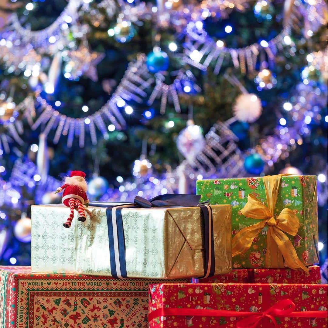 Kafuu Resortのインスタグラム：「. ◆+。・゜Happy Merry Christmas! *:。+◆ サンタクロースからの贈り物は届きましたか？ 大切な方との時間をより一層、特別に感じられる今年のクリスマス。 皆さまが素晴らしいホリデーシーズンをお迎えになりますように。  カフーリゾートのクリスマスツリーは本日まで。 かけがえのないひとときの想い出に、ぜひご一緒にお写真を。  #カフーリゾートフチャクコンドホテル #カフーリゾート #kafuuresortfuchakucondohotel #kafuuresort #kato_pleasure_group #follow #カフークリスマス #kafuuxmas #クリスマス #クリスマスツリー #xmas #christmas #christmastree #happyholidays #クリスマスプレゼント #christmasgifts #寛ぎ #癒し #贅沢 #沖縄時間 #resort #リゾートホテル #沖縄ホテル #沖縄 #恩納村 #okinawa #子連れ沖縄 #子連れ旅行」