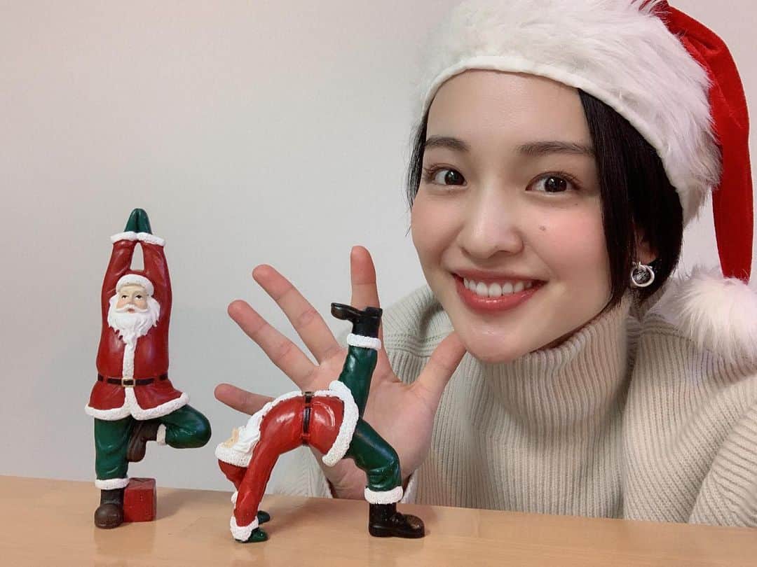坂野志津佳のインスタグラム：「Merry Christmas🎅🎄 . . #クリスマス  #ヨガ  #サンタ」