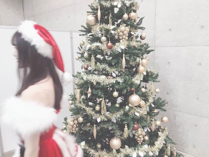 石川花音さんのインスタグラム写真 - (石川花音Instagram)「・﻿ 🤶Merry Christmas🤶﻿ ﻿ 握手会の時の写真だよ〜🎄﻿ ケータリングがチキンやケーキいっぱいで嬉しかった思い出🍗🎂﻿ ﻿ #メリークリスマス　#クリスマス　#サンタコス #握手会　#merrychristmas」12月25日 11時51分 - kyanonty1219