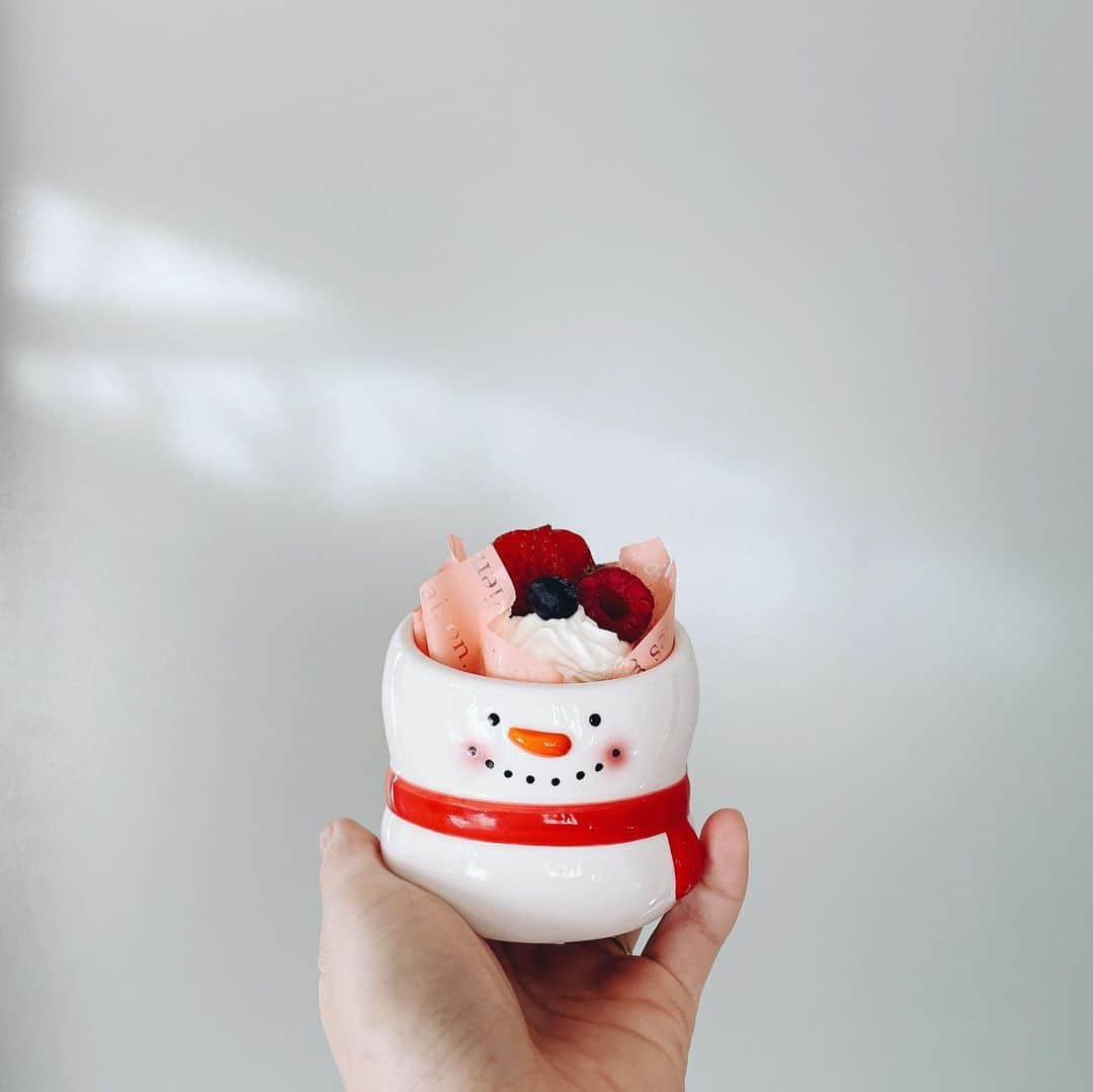 藤田可菜のインスタグラム：「#merrychristmas 🎄 昨晩娘が寝た後にこっそり 食べる予定だったケーキ。 寝たフリで寝かせてたら 夫婦揃って寝落ちしてしまったので 今朝いただきました😂」