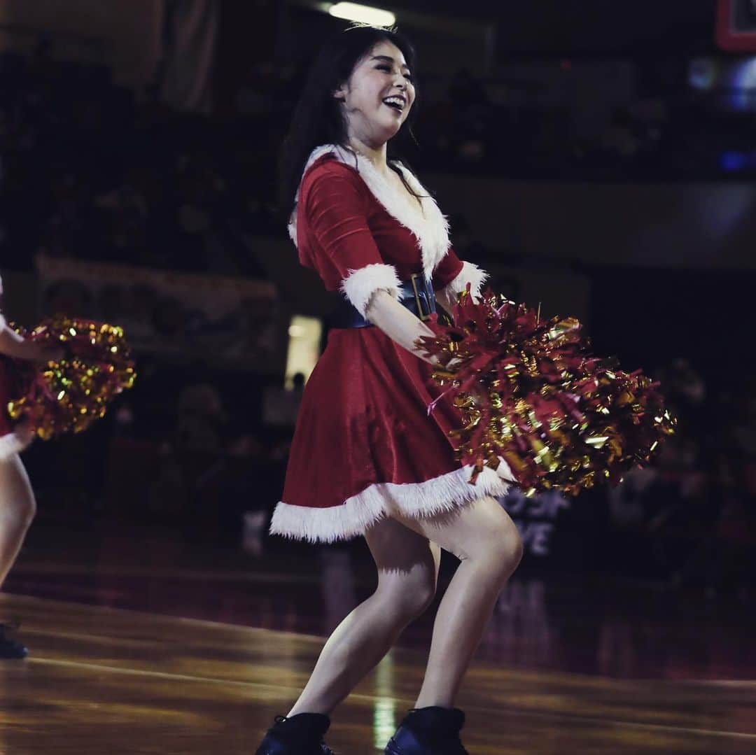 名古屋ダイヤモンドドルフィンズ Nagoya Diamondさんのインスタグラム写真 - (名古屋ダイヤモンドドルフィンズ Nagoya DiamondInstagram)「メリークリスマス🎄﻿ サンタのコスチュームでパフォーマンスをした #ルージュ の写真をお届け🎁﻿ #ドルファミ の皆さまも暖かくして、楽しいクリスマスをお過ごしください🤶💕﻿ ﻿ #DORED #ドルフィンズ #ともに勝とう #Bリーグ #バスケ #名古屋 #basketball #チア #クリスマス #メリークリスマス」12月25日 11時59分 - nagoyadolphins