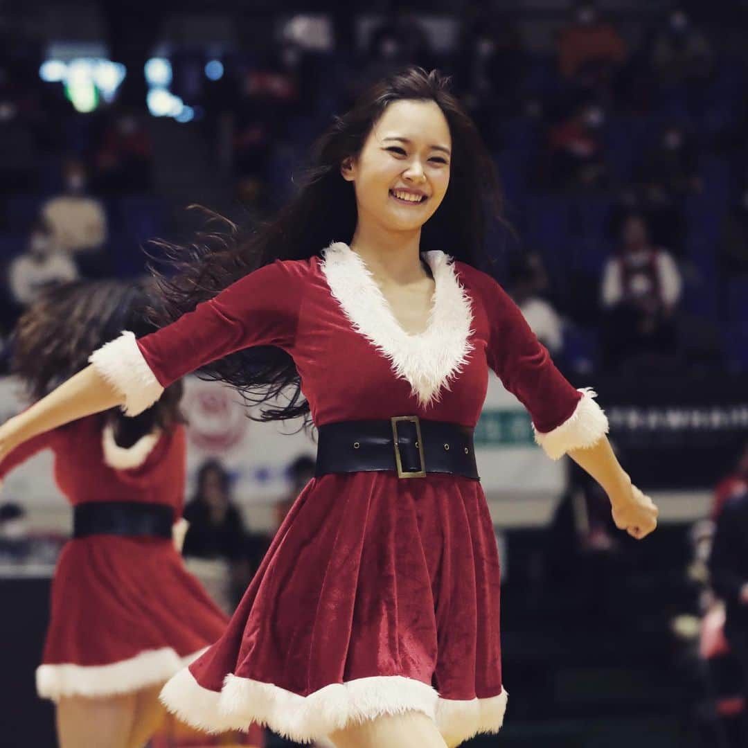 名古屋ダイヤモンドドルフィンズ Nagoya Diamondさんのインスタグラム写真 - (名古屋ダイヤモンドドルフィンズ Nagoya DiamondInstagram)「メリークリスマス🎄﻿ サンタのコスチュームでパフォーマンスをした #ルージュ の写真をお届け🎁﻿ #ドルファミ の皆さまも暖かくして、楽しいクリスマスをお過ごしください🤶💕﻿ ﻿ #DORED #ドルフィンズ #ともに勝とう #Bリーグ #バスケ #名古屋 #basketball #チア #クリスマス #メリークリスマス」12月25日 11時59分 - nagoyadolphins