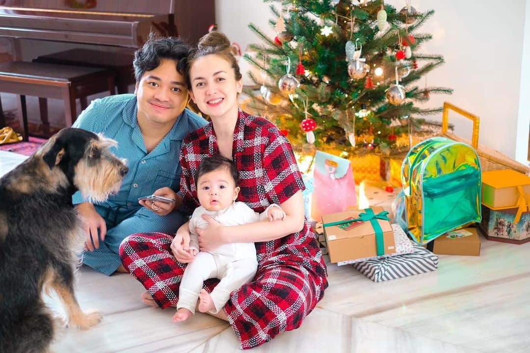 Rianti Cartwrightのインスタグラム：「“This Christmas, may you feel the warmth of your family’s love and may peace and hope fill your life throughout the year.”」