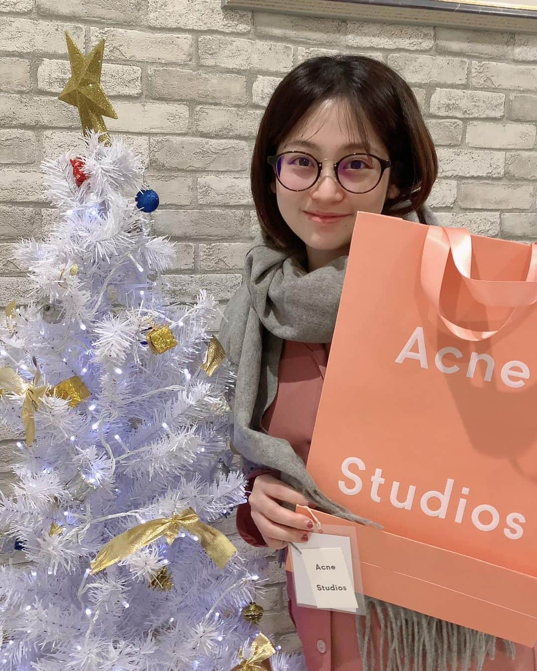 ゆかりの小雪のインスタグラム：「Merry Xmas🎄🎁 起きたらピンポーンってサンタさんが来ました🎅 サプライズマフラー🧣うれしすぎるぅぅぅー🧣 寝起きだから顔ムクムクだけど気にしない！笑笑 めっちゃあったかマフラー💕💕💕 #クリスマス #merrychristmas  #クリスマスプレゼント #顔浮腫んでるけど」