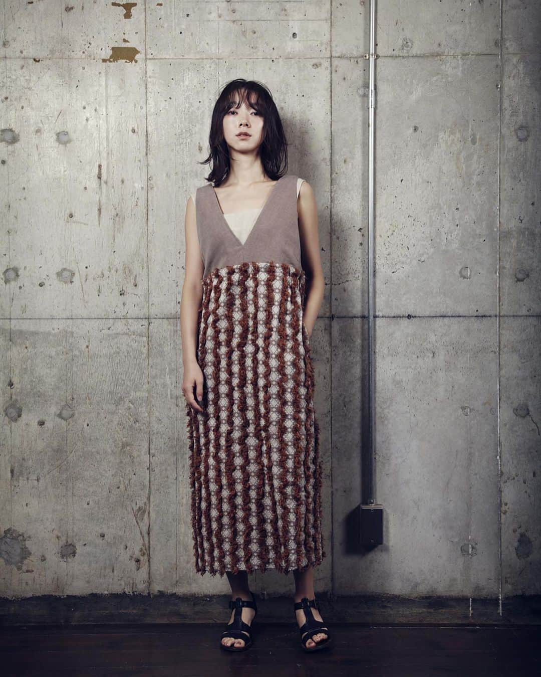 手紙社さんのインスタグラム写真 - (手紙社Instagram)「【オリジナルの生地で作られたジャンパースカートは、1年を通して着用できます】﻿ 旅を愛し、ものづくりと旅とを繰り返すことで新たな作品を生み出す、アパレルレーベル「YURTAO」。布博で販売中の『tategamiJQジャンパースカート』は、綿ベースの生地に、カットジャカードで麻糸と綿糸のフリンジが入ったデザインに。兵庫県西脇市で丁寧に織って仕立てられた生地は、1年を通して着用できる素材です。﻿ ﻿ ▶︎「YURTAO（@yurtao）」さんのショップは「12/25（金）20:00」まで販売中！﻿ ﻿ ＜新しいオンラインフェスティバル・布博　開催概要＞﻿ 会期：2020年12月14日（月）〜26日（土）﻿ チケット：一般 1,000円／手紙社の部員 900円﻿ 会場：「新しいオンラインフェスティバル・布博」公式サイト﻿ ▶︎詳細は「@textilefabrics」プロフィールのURLから！﻿ ﻿ ーーーーー﻿ ﻿ ◎「新しいオンラインフェスティバル・布博」は3本立て！﻿ ﻿ 1）オンラインミーティング（番組）﻿ ▶︎12/14（月）〜19（土）毎日開催！﻿ 出展者による作品紹介やアトリエツアーなどの番組を生配信！﻿ 作り手との会話をお楽しみいただけます。﻿ ﻿ 2）オンラインショッピング﻿ ▶︎12/14（月）〜毎日異なる出展者が販売を開始します！﻿ 出展者による新作や、ここでしか買えない限定作品、もちろん、定番商品も購入することができます！﻿ ※それぞれの販売期間は公式サイトからご確認ください﻿ ﻿ 3）スペシャル音楽ライブ番組﻿ 12/20（日）は7時間を超える生放送をお届け！﻿ 豪華アーティスト4組による音楽ライブや、プロのスタイリストが布博アイテムのスタイリングを紹介する「ライブスタイリング」を生配信します！﻿ ﻿ #手紙社#手紙舎#布博#オンラインイベント#新しいオンラインフェスティバル#新しいオンラインフェスティバル布博#ブローチ博#布雑貨#手芸#テキスタイル#刺繍#ハンドメイド#編み物#スカート#フリンジ#カットジャカード#ジャンパースカート#tategamiJQ#YURTAO#tegamisha#nunohaku#textile#textiledesign#fabric#handmade#handcraft#accessory#embroidery」12月25日 11時59分 - tegamisha