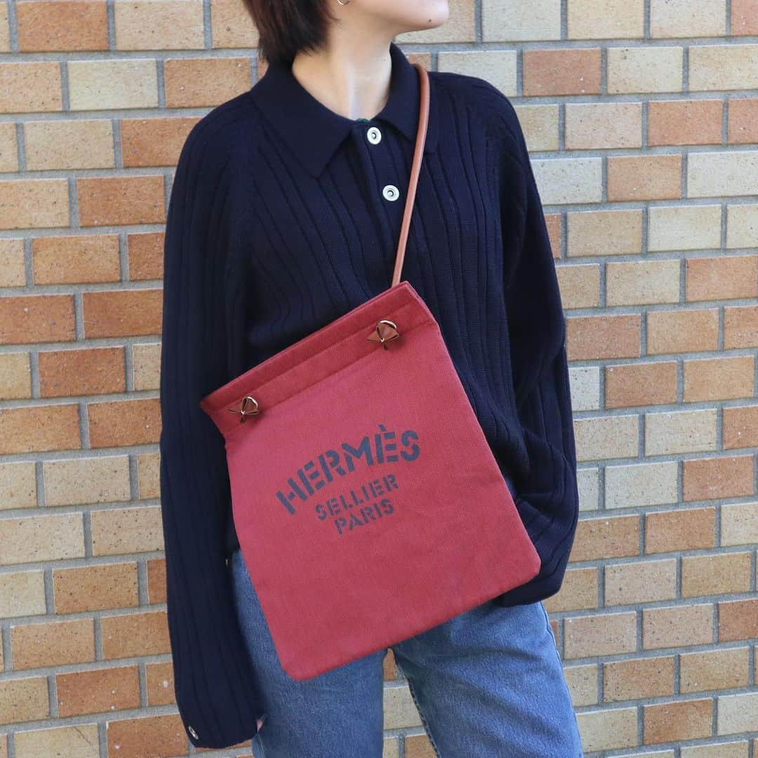 Vintage Brand Boutique AMOREさんのインスタグラム写真 - (Vintage Brand Boutique AMOREInstagram)「HERMES Toile Chevrons Aline MM in Rouge H and Wool Long Sleeve Sweater(size XL).  🔍on website search for Aline : AO30246 Sweater is not listed online. Please send us direct message for more information.  ✈️Free Shipping Worldwide 📩DM for more info and pricing  ➡️info@amorevintagetokyo.com   #hermes #vintagehermes #aline #hermesaline」12月25日 12時00分 - amore_tokyo