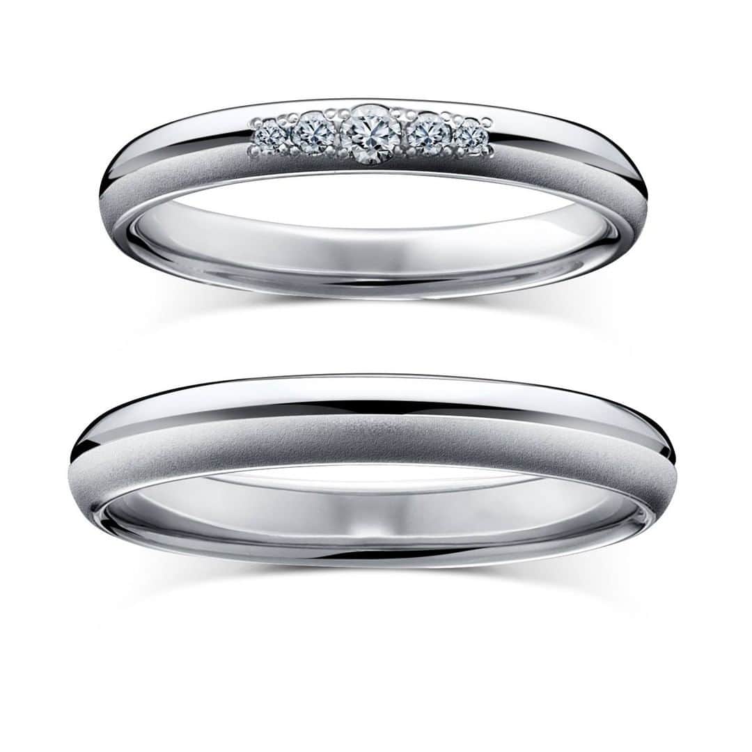 ラザール ダイヤモンド ブティック公式 | 婚約・結婚指輪さんのインスタグラム写真 - (ラザール ダイヤモンド ブティック公式 | 婚約・結婚指輪Instagram)「愛する人と、結婚を誓った。今夜は腕によりをかけてコース仕立てのディナー作りに挑戦。部屋の中を整えながら、あとはあなたの帰りを待つだけ―—。  左手の薬指に輝くのはマリッジリング。一目惚れしたのは、ネーミングも愛らしい「ジュリアード」。曲線を描く柔和なアームのセンターに、きりっと刻まれた一本のライン。その中央には音符のモチーフを美しくリフレイン。それはなんてプレイフルで、多彩な魅力が詰まったリング！  上品だけどユーモアがあり、清楚なのにどこかミステリアス。相反する要素を秘めたリングを身につけた瞬間、うんとしなやかな強さを身につけられる気がする。  プロフィールのリンクからHPをご覧いただけます。﻿ →@lazarediamond_boutique  #結婚指輪 #婚約指輪 #マリッジリング #ブライダルジュエリー #エタニティリング #エンゲージリング #marriagering #bridaljewelry #engagementring #結婚指輪選び #婚約指輪選び #結婚指輪探し #婚約指輪探し #lazarediamond #ラザールダイヤモンド #juilliard #ジュリアード #クリスマス」12月25日 12時00分 - lazarediamond_boutique