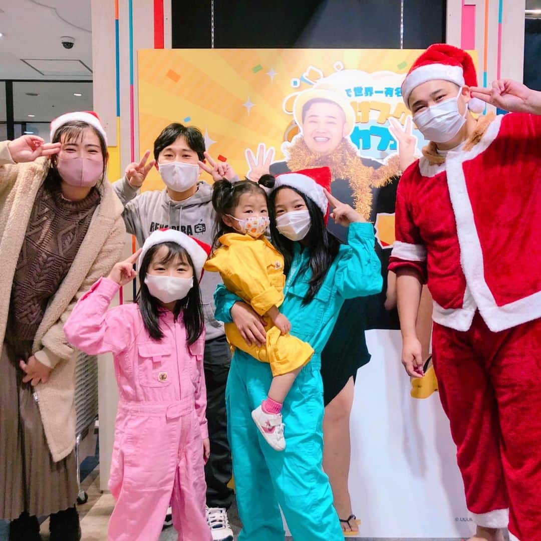 れのれらTVのインスタグラム：「＊-＊-＊-＊-＊-＊-＊-＊-＊-＊-＊-＊ ・ 【ふざけファクトリー】 ・ 昨日はンダホさん監修のふざけファクトリーカフェにお邪魔して来ました❣️ ・ ンダホサンタ🎅さんと みんなで美味しくカフェを堪能😍 ・ ・ LINE LIVE優勝者のお二人と 同時LIVE配信したりと 楽しいひとときでしたー🤩✨❣️ ・ フィッシャーズ、ンダホさん監修のふざけファクトリーカフェはスカイツリーに29日までやってるよー🧁 ・ #れのれらtv  #3姉妹 #３姉妹 #フィッシャーズ #ンダホ #家族 #親バカ部  #ふざけファクトリー #youtuber  #応援してくれてありがとう  #カフェ #スカイツリー #娘  #小学生女子 #小学生 #クリスマス #ふざけファクトリーカフェ #ンダホサンタ #linelive  ・ ＊-＊-＊-＊-＊-＊-＊-＊-＊-＊-＊-＊」