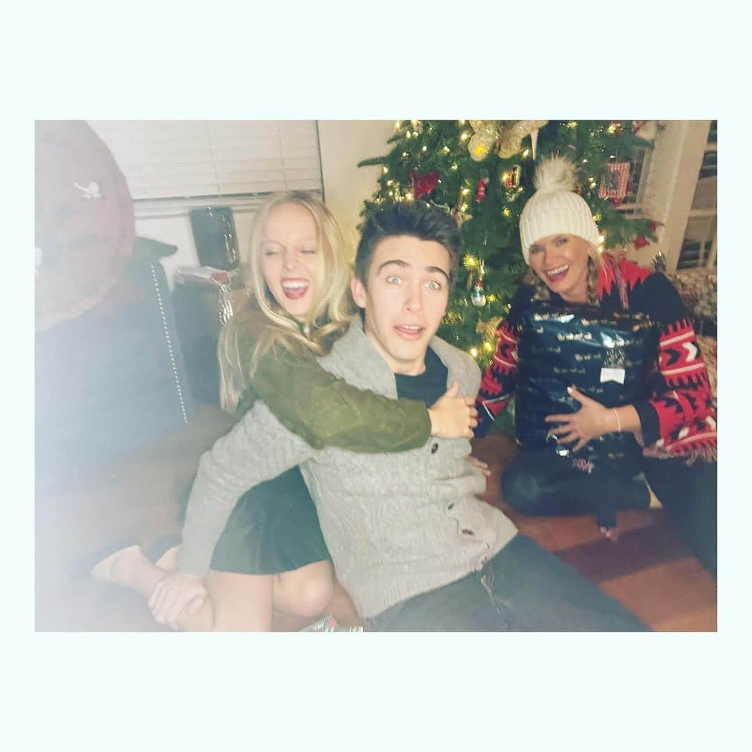 ナターシャ・ヘンストリッジのインスタグラム：「From our mini COVID style family to yours Merry Christmas💫🎄❤️」