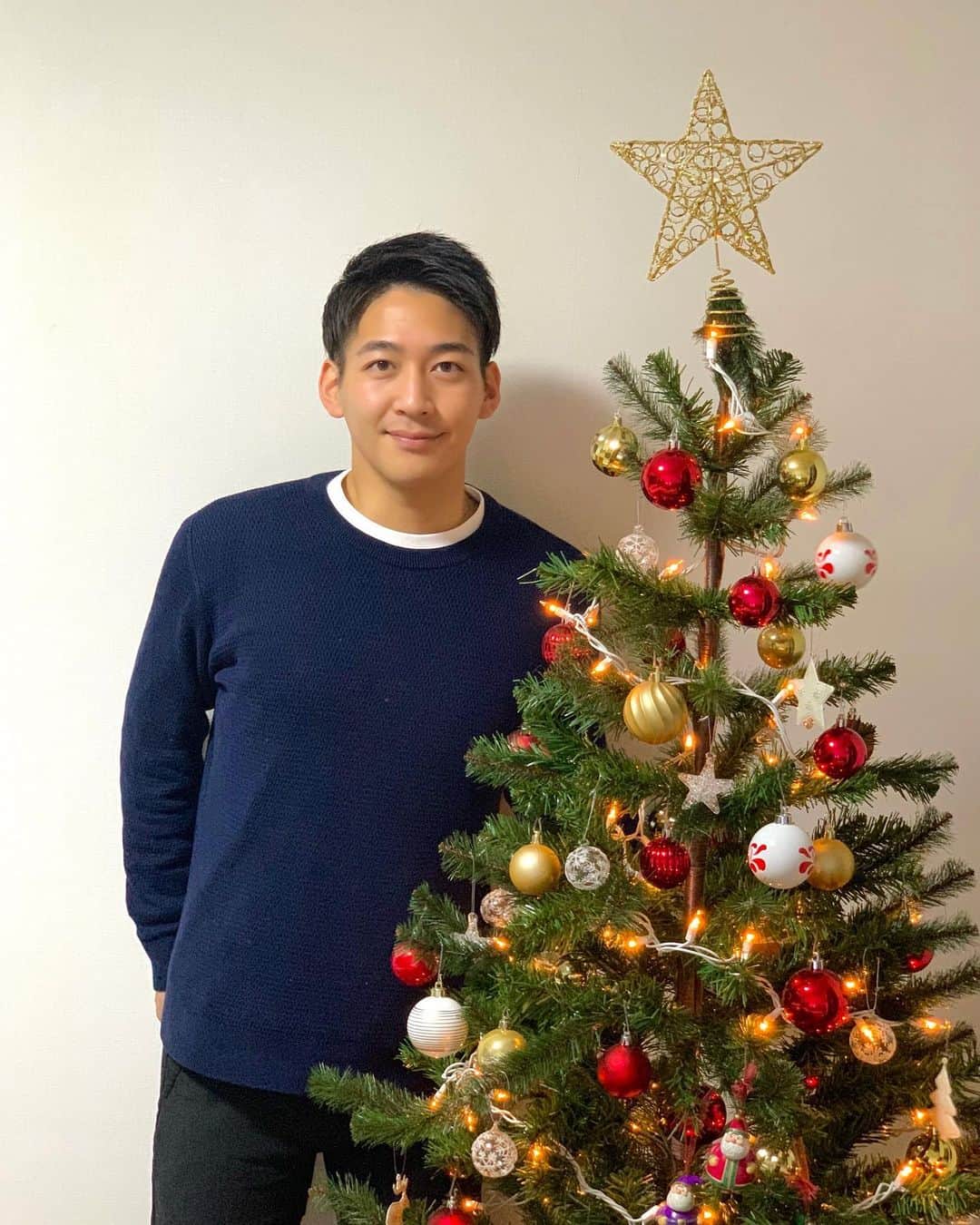 堀池亮介のインスタグラム：「Merry Christmas🎄 皆さま素敵なクリスマスをお過ごしください✨  #merrychristmas #お家クリスマス #大きなツリーを飾りました」