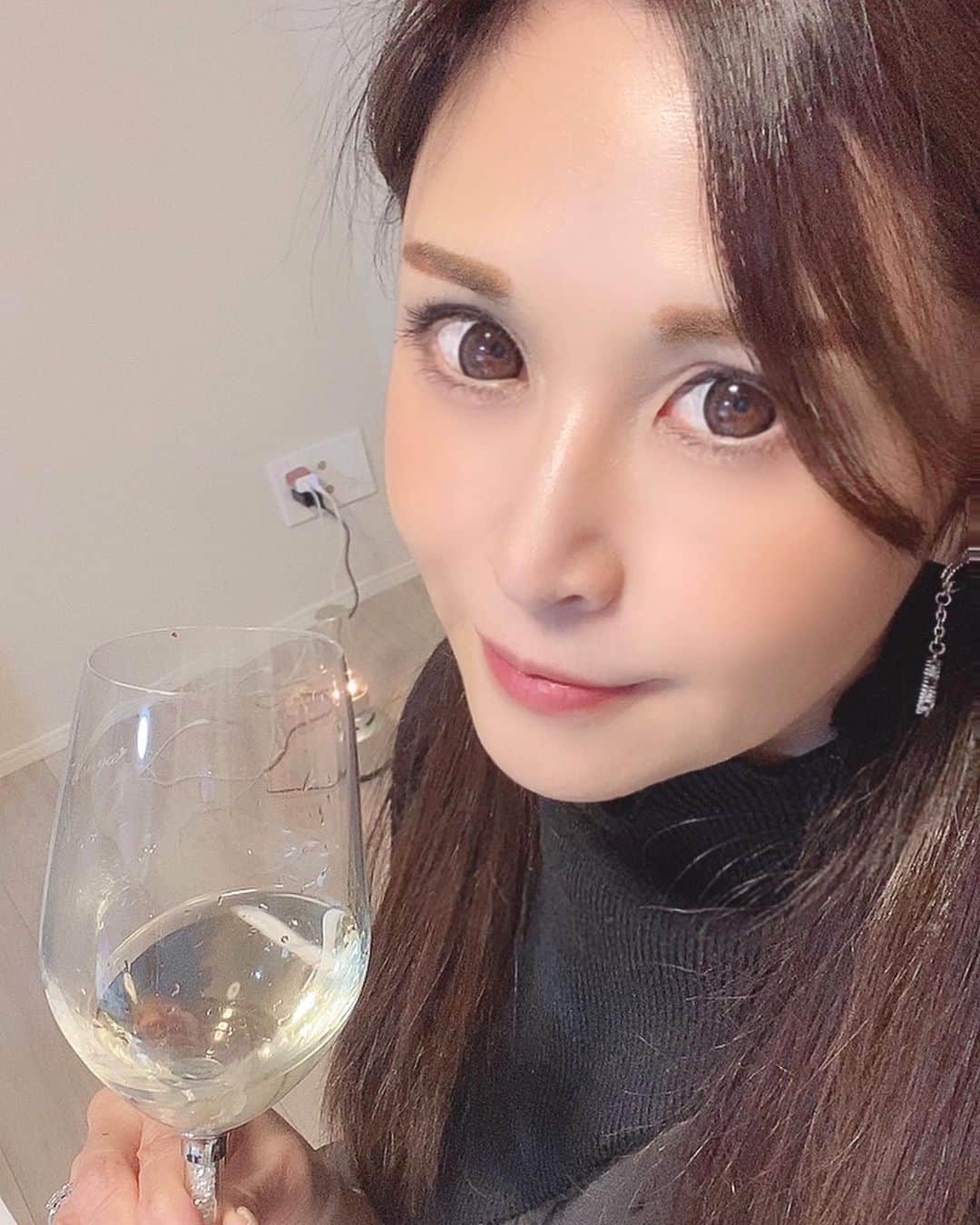 のインスタグラム：「昨日のイヴはお友達から頂いた飛騨牛とお友達に頂いたグラスでワイン🍷でお家ディナー🎄 すき焼きに良いお肉ですがステーキ風にしてチーズ入りマッシュポテトと一緒に❤️」