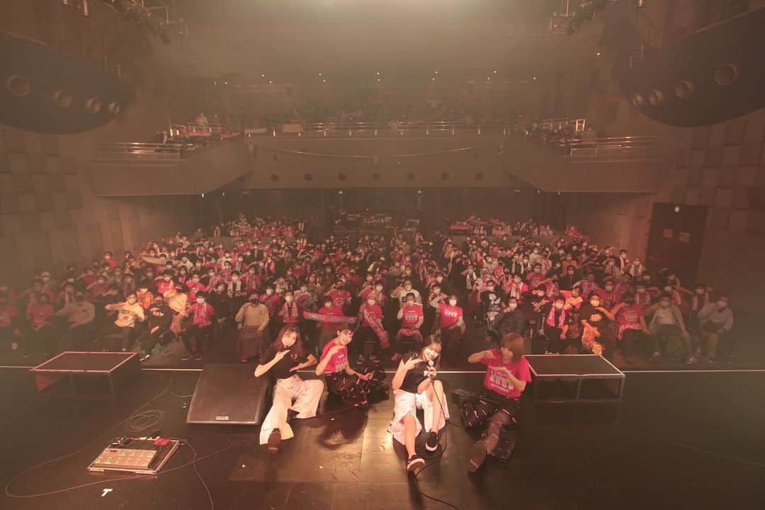吉田菫さんのインスタグラム写真 - (吉田菫Instagram)「✔︎なんばHatch  大阪のファイナルでツアーが終わりました☺︎チームみんなが無事にファイナルを迎えれてよかった😌💯 きっとずっと忘れないツアーだろうな、みんな本当にどうもありがとう！！！  感謝と愛がとまりません。。💞  いつまでもみんなのヒーローでいたいなっておもったよ❤︎ サイサイはライブ納めでした！ 2021年またライブハウスで遊ぼうね！！！信じてる😇✌️✨  ローディーのまっすーの誕生日もお祝いできてよかった！いつもありがとう！🥳超尊敬してる！✨ . #mix10thツアー #mix10th #ずっと余韻　#サイサイ ＃感想待ってるね　♡」12月25日 12時04分 - sumiredooon1228