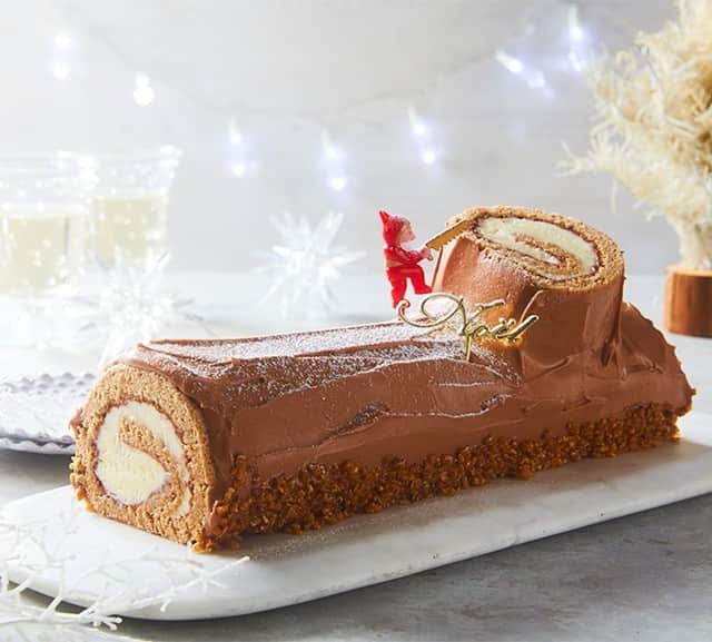 ロッテ ガーナチョコレート【公式】のインスタグラム：「＼クリスマス おすすめレシピ／⠀ 今日は #クリスマス🌟⠀ クリスマスパーティーにピッタリな、#ブッシュドノエル をご紹介します✨⠀ ⠀ すっかりおなじみのクリスマスケーキ✨⠀ スポンジにもクリームにもガーナを使って、贅沢に仕上げました👏⠀ ⠀ クリームはガーナホワイトとガーナミルクの2色使用で、チョコ好きさんにはたまらない美味しさ😋⠀ ⠀ ぜひチャレンジして、より特別な一日を過ごしてくださいね🎅💕⠀ ⠀ 詳しい作り方は、ガーナ公式サイトの手作りレシピページをチェックしてね👀🔍🎶⠀ ⠀ #ロッテ #ガーナ #ghana #ブッシュドノエル #チョコレート #おうちスイーツ #手作りお菓子 #チョコ好き #チョコ部 #簡単レシピ #手作りレシピ #クリスマスパーティー #クリスマス準備」