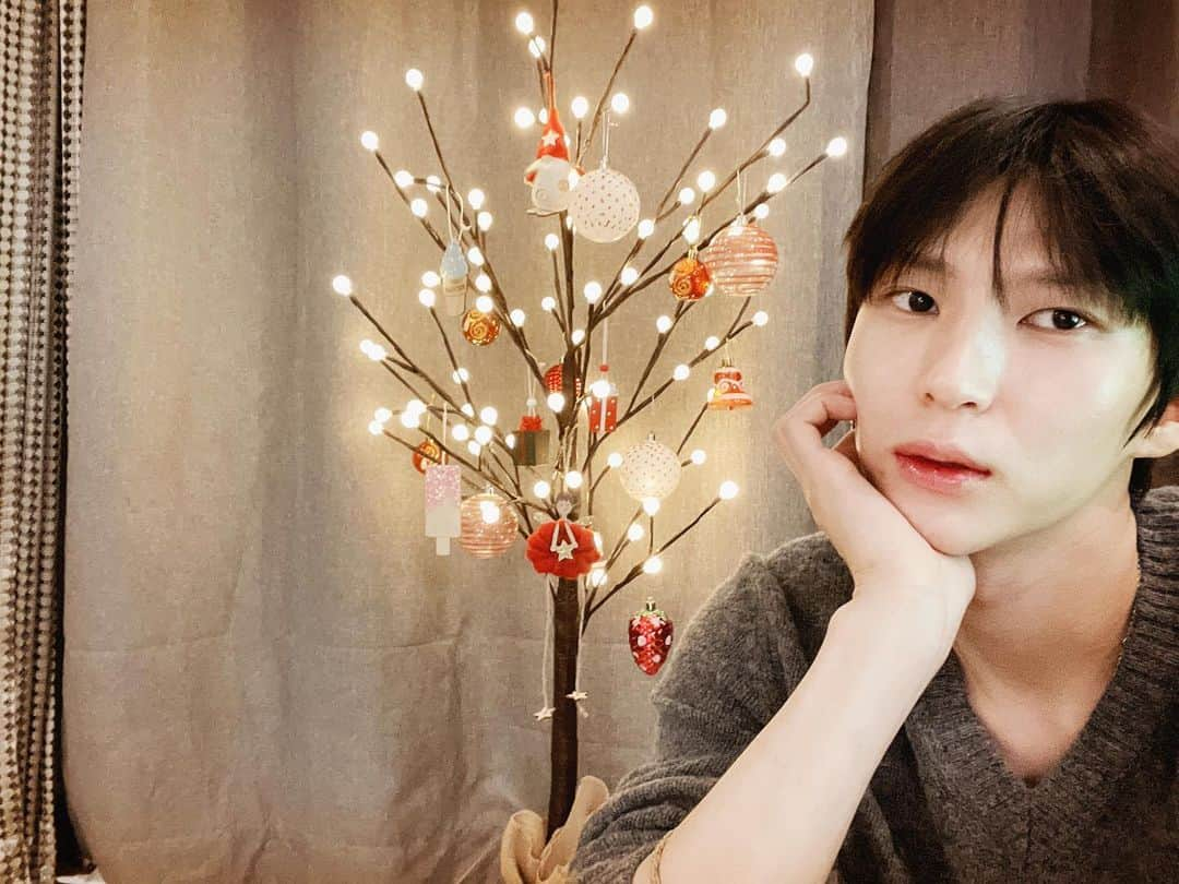 VIXXさんのインスタグラム写真 - (VIXXInstagram)「- 💌 선물이 도착했어요💌  Merry Christmas🎅🏻🎄 From. LEO  #빅스 #VIXX #레오 #LEO #정택운 #별빛 #STARLIGHT #MerryChristmas」12月25日 12時05分 - vixx_stargram