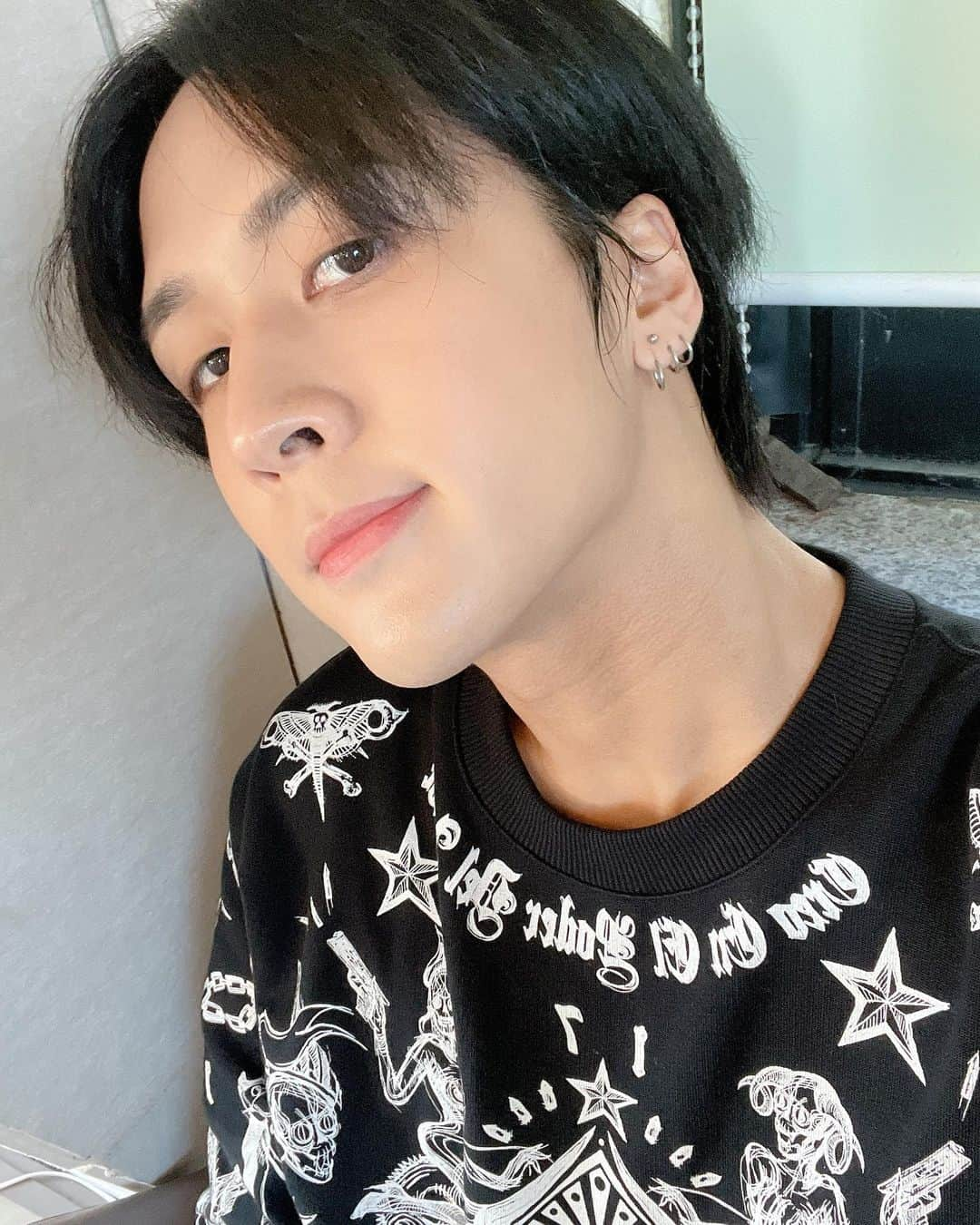 VIXXさんのインスタグラム写真 - (VIXXInstagram)「- 💌 선물이 도착했어요💌  Merry Christmas🎅🏻🎄 From. RAVI  #빅스 #VIXX #라비 #RAVI #김원식 #별빛 #STARLIGHT #MerryChristmas」12月25日 12時15分 - vixx_stargram