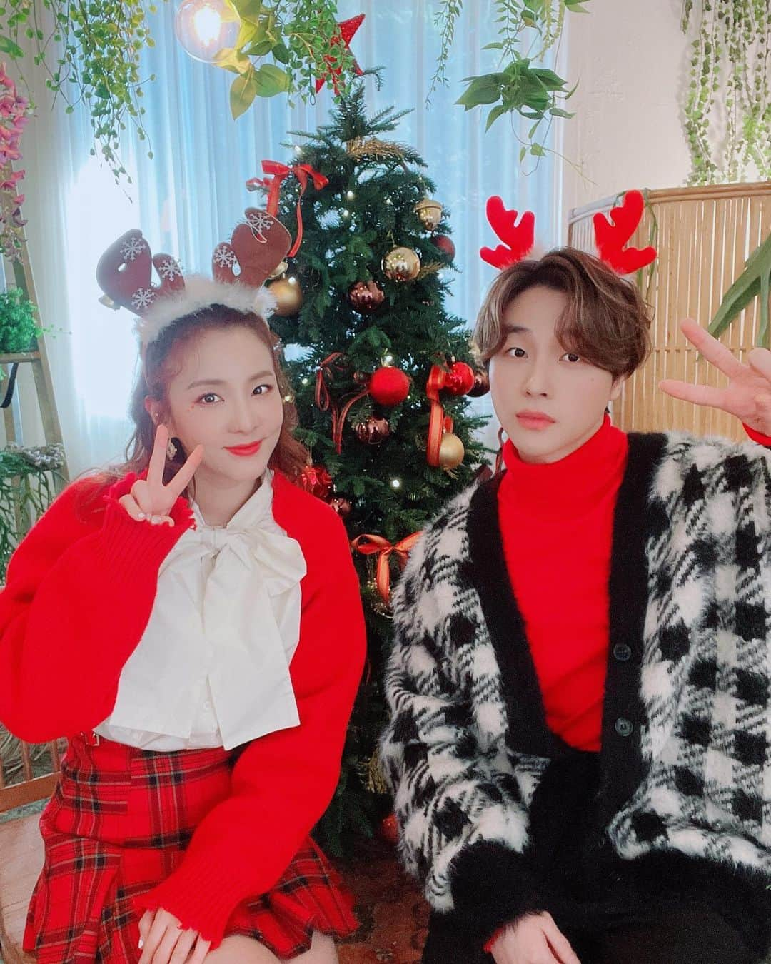 ダラ さんのインスタグラム写真 - (ダラ Instagram)「Surprise!!!!!!! Christmas gift from Me & Jay 😆🎄🎁🎉 Dahil Sa’yo (Inigo Pascual) Cover by #DARA & #JAY from #iKON 🎤 hope you guys will like it!!! 💕 Merry Christmas!!! 😘 서프라이즈!!! 해적방송!!! 아이콘 진환이와 함께한 커버곡 영상이에요~ 이 곡은 필리핀 차트를 휩쓸었던 아쥬 좋은곡이구요, 가사를 보시면 사랑하는 사람에게 들려주고 싶은 노래인데 울 블랙잭과 아이코닉에게 바치는 노래입니당~!!! 💘 #다라티비 고고싱!!! 메리 크리스마스!!! #산다라박 #투애니원 #진환 #아이콘 #DaraTV #DahilSayo #InigoPascual 🙏🏻」12月25日 12時16分 - daraxxi