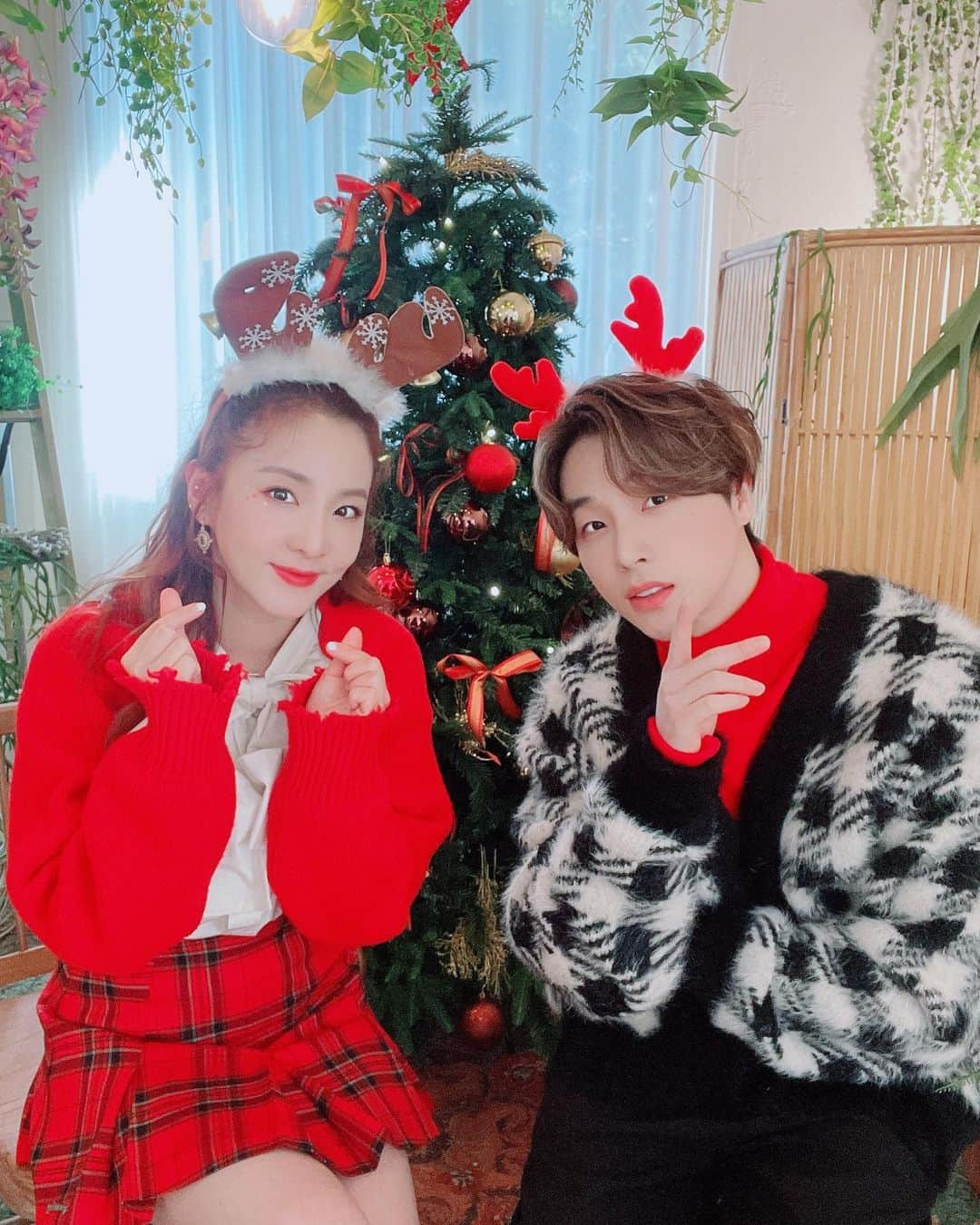 ダラ さんのインスタグラム写真 - (ダラ Instagram)「Surprise!!!!!!! Christmas gift from Me & Jay 😆🎄🎁🎉 Dahil Sa’yo (Inigo Pascual) Cover by #DARA & #JAY from #iKON 🎤 hope you guys will like it!!! 💕 Merry Christmas!!! 😘 서프라이즈!!! 해적방송!!! 아이콘 진환이와 함께한 커버곡 영상이에요~ 이 곡은 필리핀 차트를 휩쓸었던 아쥬 좋은곡이구요, 가사를 보시면 사랑하는 사람에게 들려주고 싶은 노래인데 울 블랙잭과 아이코닉에게 바치는 노래입니당~!!! 💘 #다라티비 고고싱!!! 메리 크리스마스!!! #산다라박 #투애니원 #진환 #아이콘 #DaraTV #DahilSayo #InigoPascual 🙏🏻」12月25日 12時16分 - daraxxi