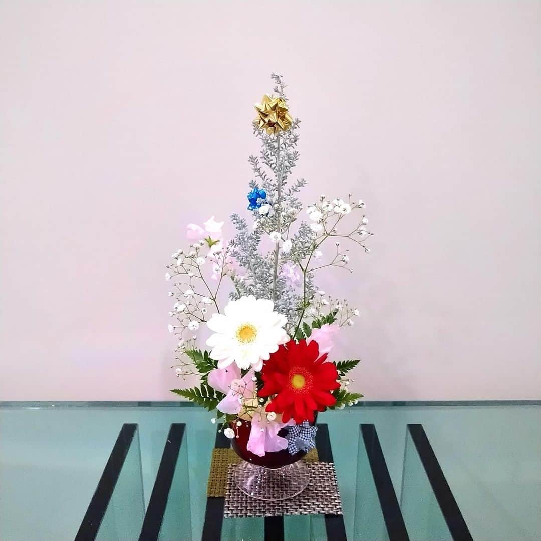 いけばな池坊さんのインスタグラム写真 - (いけばな池坊Instagram)「＊ 【暮らしの花／Flower of Daily Life／生活之花】﻿  ﻿ 12月25日／25th December   Merry Christmas！！🤶💕﻿ 聖誕快樂！！   花材：コチア、ガーベラ、スイートピー、カスミ草、レザーファン﻿ pearl blue bush, gerbera, sweet pea, baby's breath, leather fern﻿ 鶴頂草，太陽花，豌豆花，滿天星，高山羊齒﻿ ﻿ まさにクリスマスらしい、いけばなです！🎄✨﻿ みなさま、﻿ 素敵な1日をお過ごしください！🎂🍗🍷﻿ ﻿ ﻿ #花をいけようキャンペーン #花をいけよう #暮らしの花﻿ #暮らしに花を #暮らしを楽しむ #季節を感じる #丁寧に生きる #お家時間 #おうち時間を楽しむ #花のある暮らし #お家で過ごそう #簡単 #子供と一緒に #クリスマス #サンタ #プレゼント #クリスマス飾り #クリスマスパーティ﻿ #池坊 #いけばな #いけばな池坊 #華道﻿ #ikenobo #ikebana #kyoto #japaneseculture #floweroflife #ikebanaforpraying﻿ #12月の花 #スイートピー」12月25日 12時08分 - ikenobo550