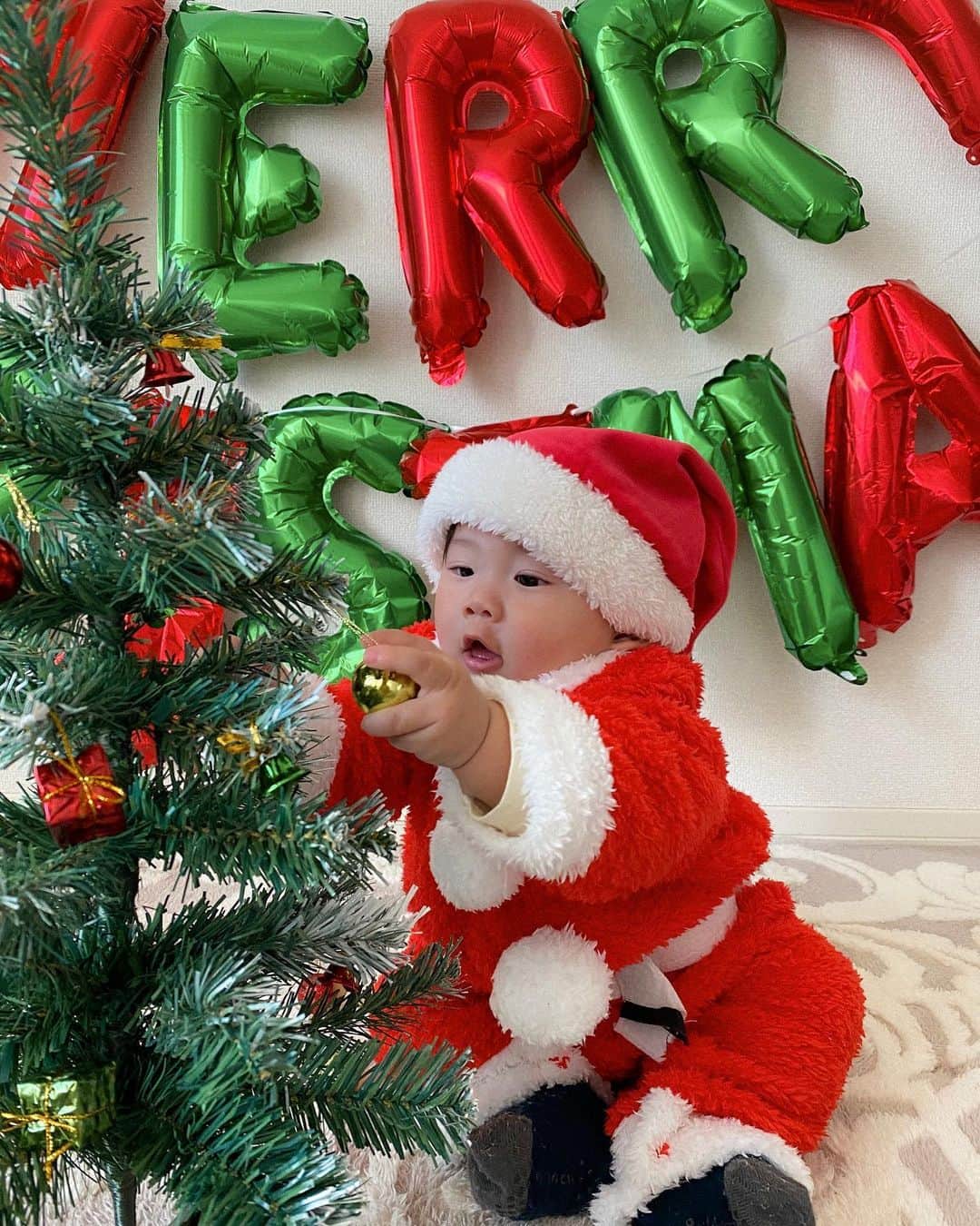baby.maiさんのインスタグラム写真 - (baby.maiInstagram)「. . Merry Christmas🦌🎄 りくちゃんサンタ可愛いすぎる🎅🏼♡ ぼくちんはツリーの飾りに夢中、、、 最終全部取って投げてた。笑 口に入れんようにすぐツリー上にあげたわ🤣 . . とりあえず夜がたのしみっ🍗🍕🎂 . . #merrychristmas #christmas  #りくちゃんサンタ #babysanta」12月25日 12時09分 - maixxaloha