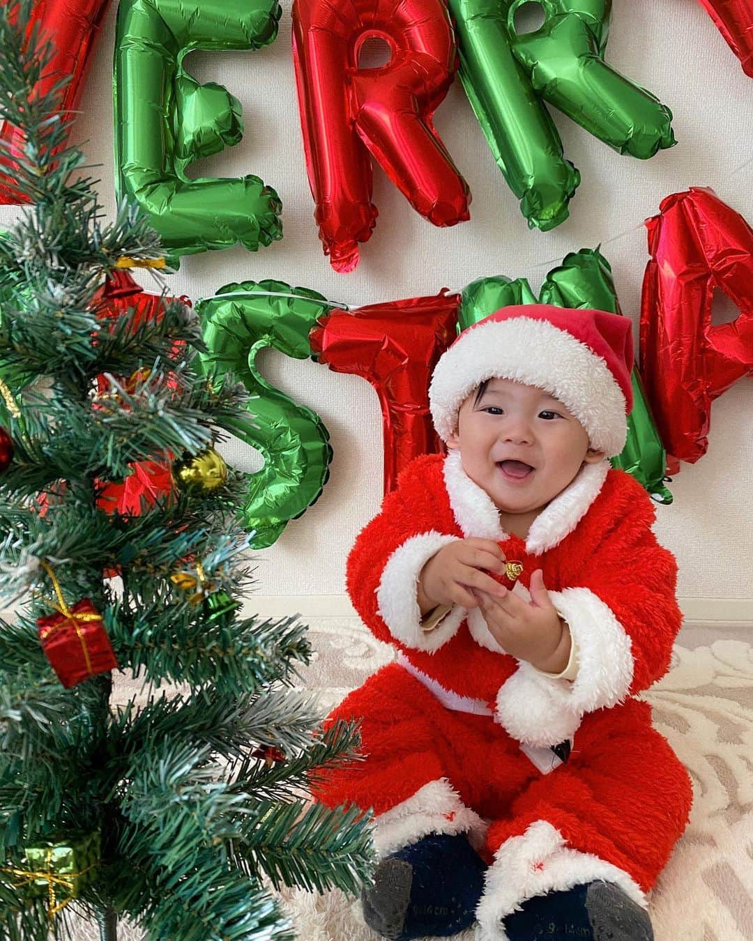 baby.maiさんのインスタグラム写真 - (baby.maiInstagram)「. . Merry Christmas🦌🎄 りくちゃんサンタ可愛いすぎる🎅🏼♡ ぼくちんはツリーの飾りに夢中、、、 最終全部取って投げてた。笑 口に入れんようにすぐツリー上にあげたわ🤣 . . とりあえず夜がたのしみっ🍗🍕🎂 . . #merrychristmas #christmas  #りくちゃんサンタ #babysanta」12月25日 12時09分 - maixxaloha
