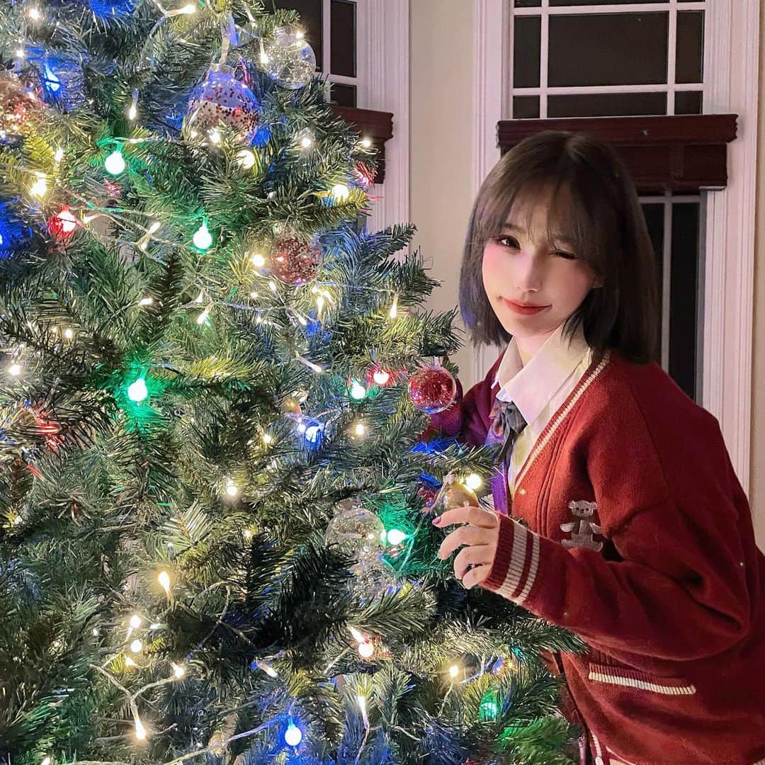 犬神洛洛子さんのインスタグラム写真 - (犬神洛洛子Instagram)「🎅🏻 𝑀𝑒𝑟𝑟𝑦 𝐶ℎ𝑟𝑖𝑠𝑡𝑚𝑎𝑠 🎁 🔔メリークリスマス🎉 I set up a Christmas tree in my house🎄Swipe up my story to watch the vlog! 🎅🏻 #merrychristmas」12月25日 12時11分 - rakukoo